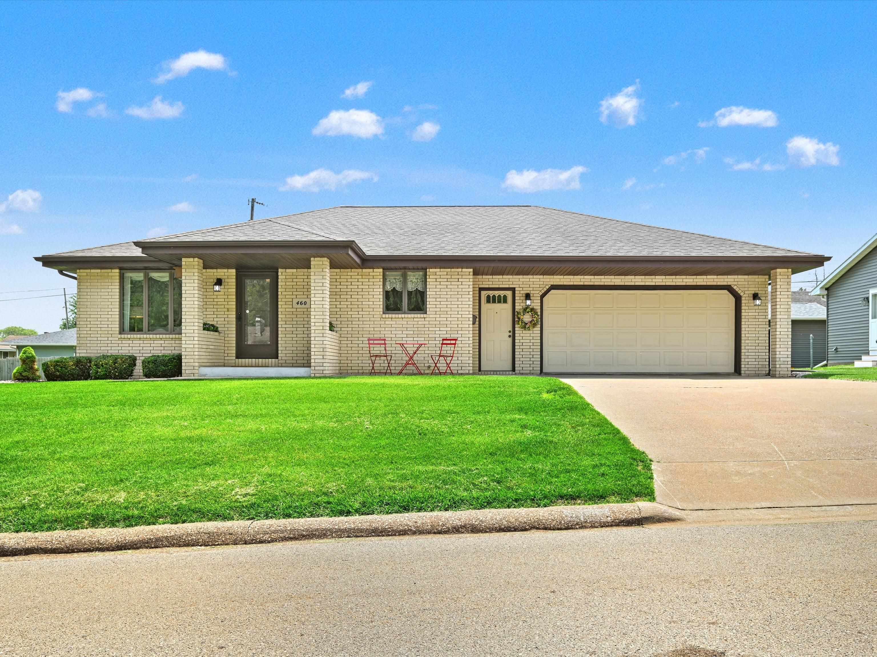 460 Apple Street Property Photo 1