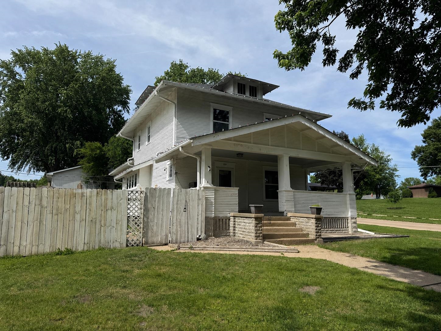 829 11th Avenue Property Photo 1