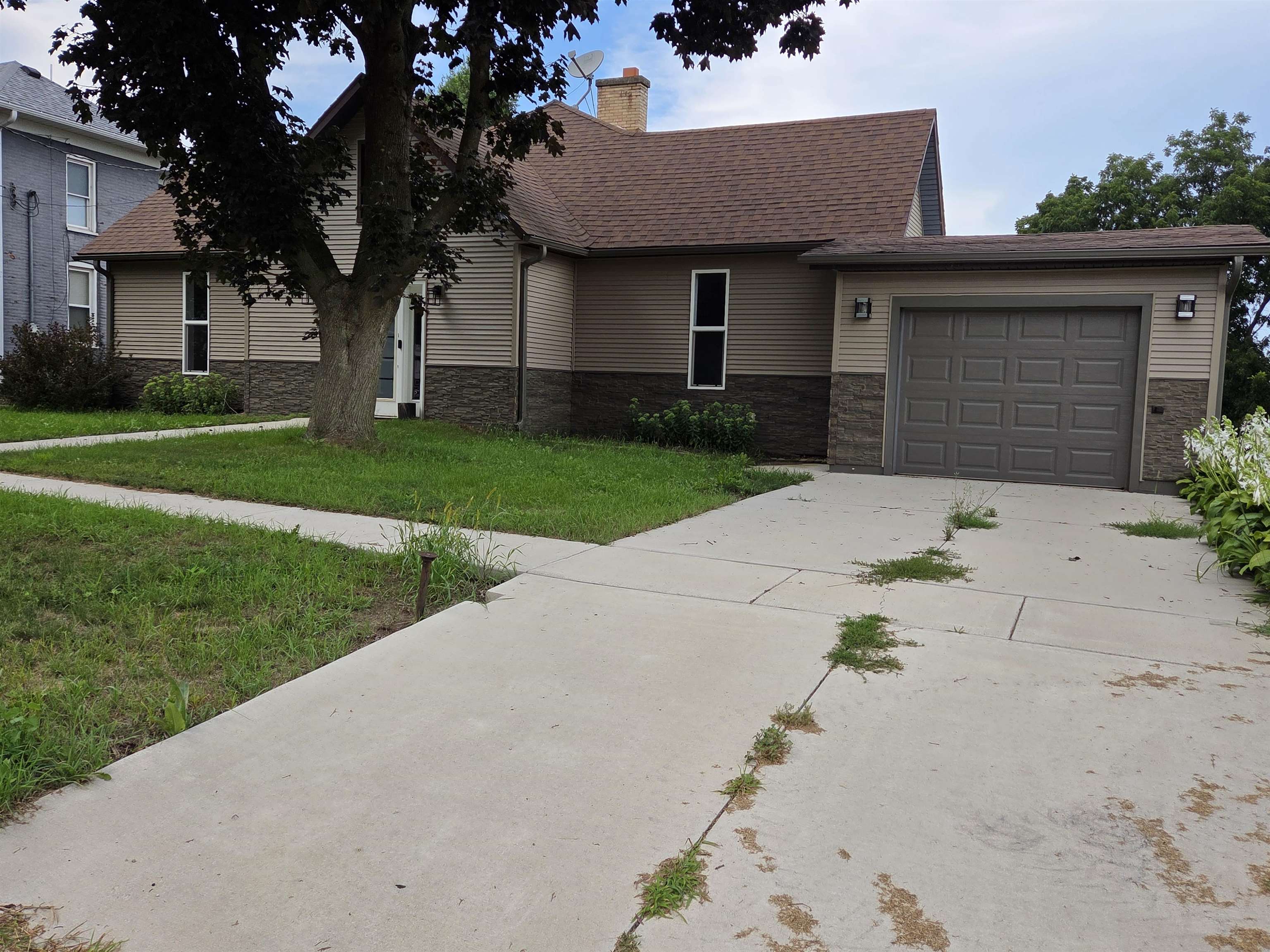 436 Hubbard Property Photo 1