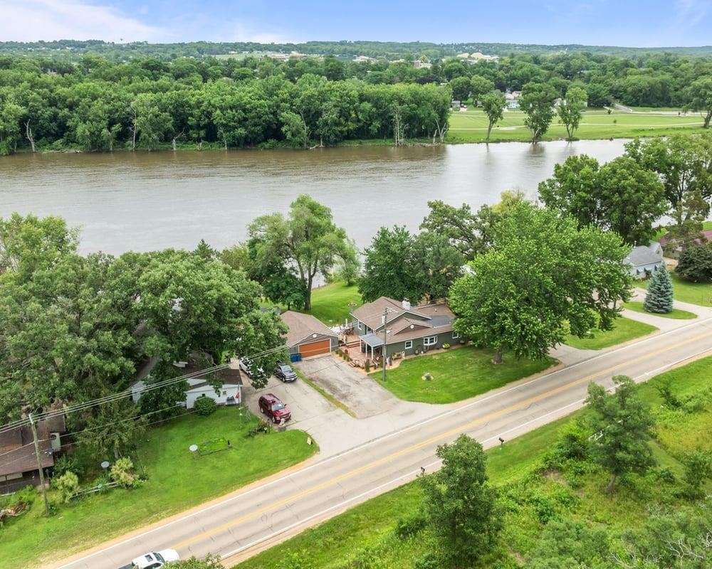 7456 N River Road Property Photo 1