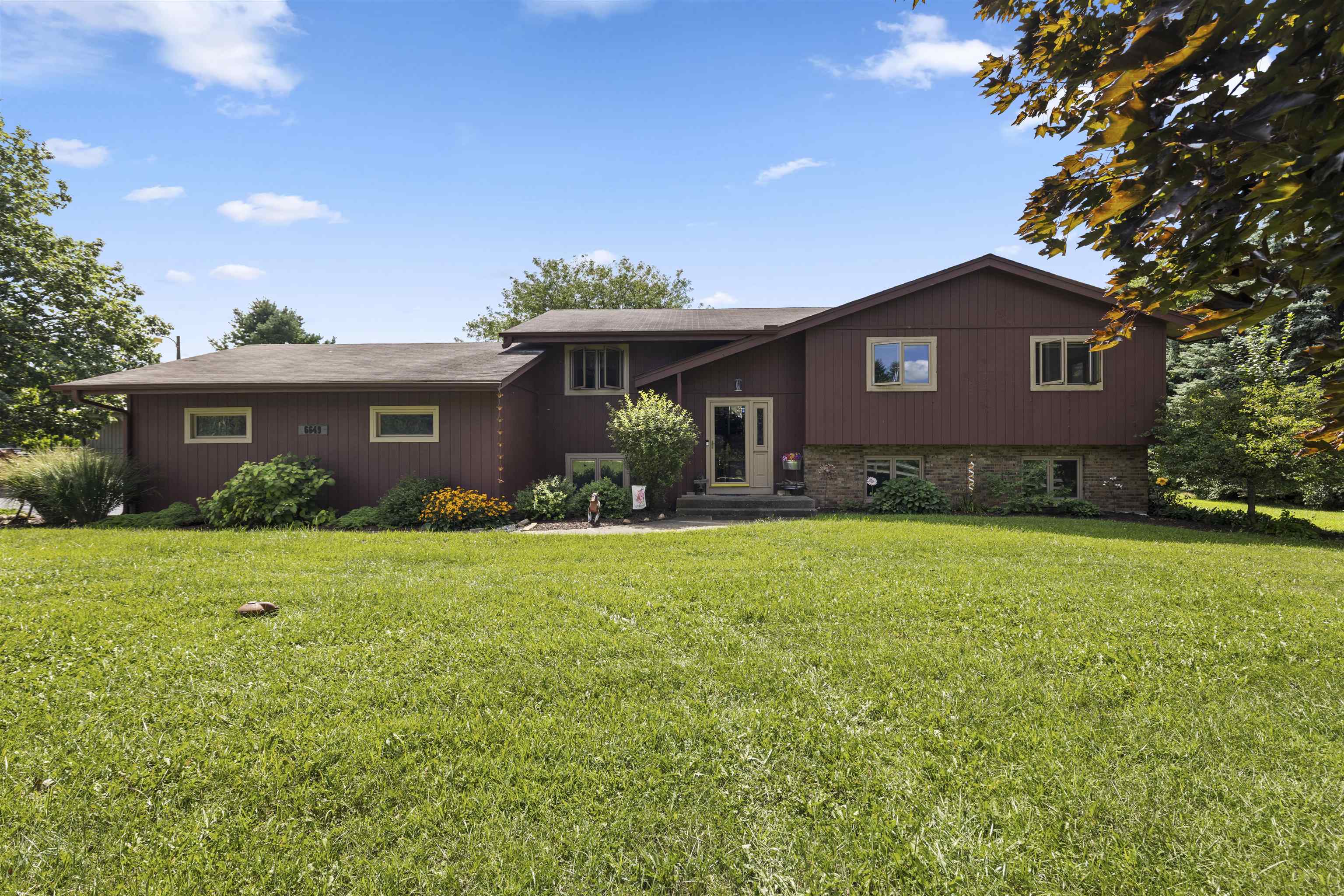 6649 E Oak Hill Road Property Photo 1