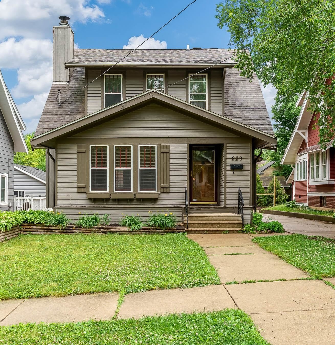 229 N Gardiner Avenue Property Photo 1