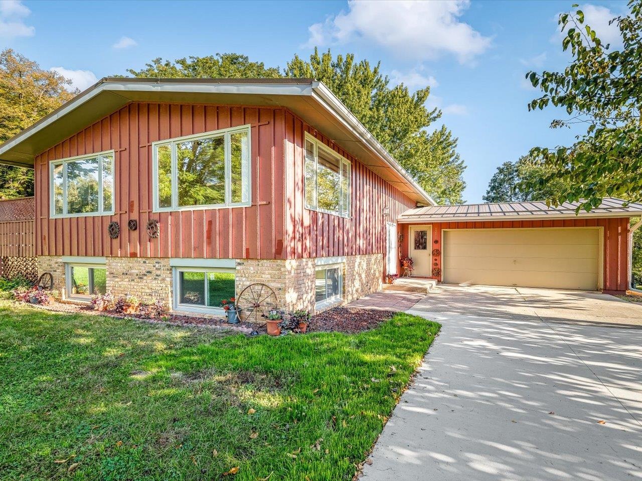 1218 Lake Summerset Road Property Photo 1