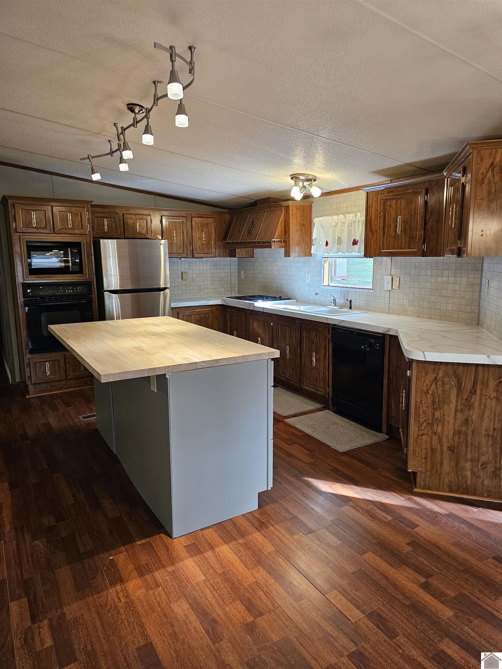 372 Saratoga Heights Property Photo 9