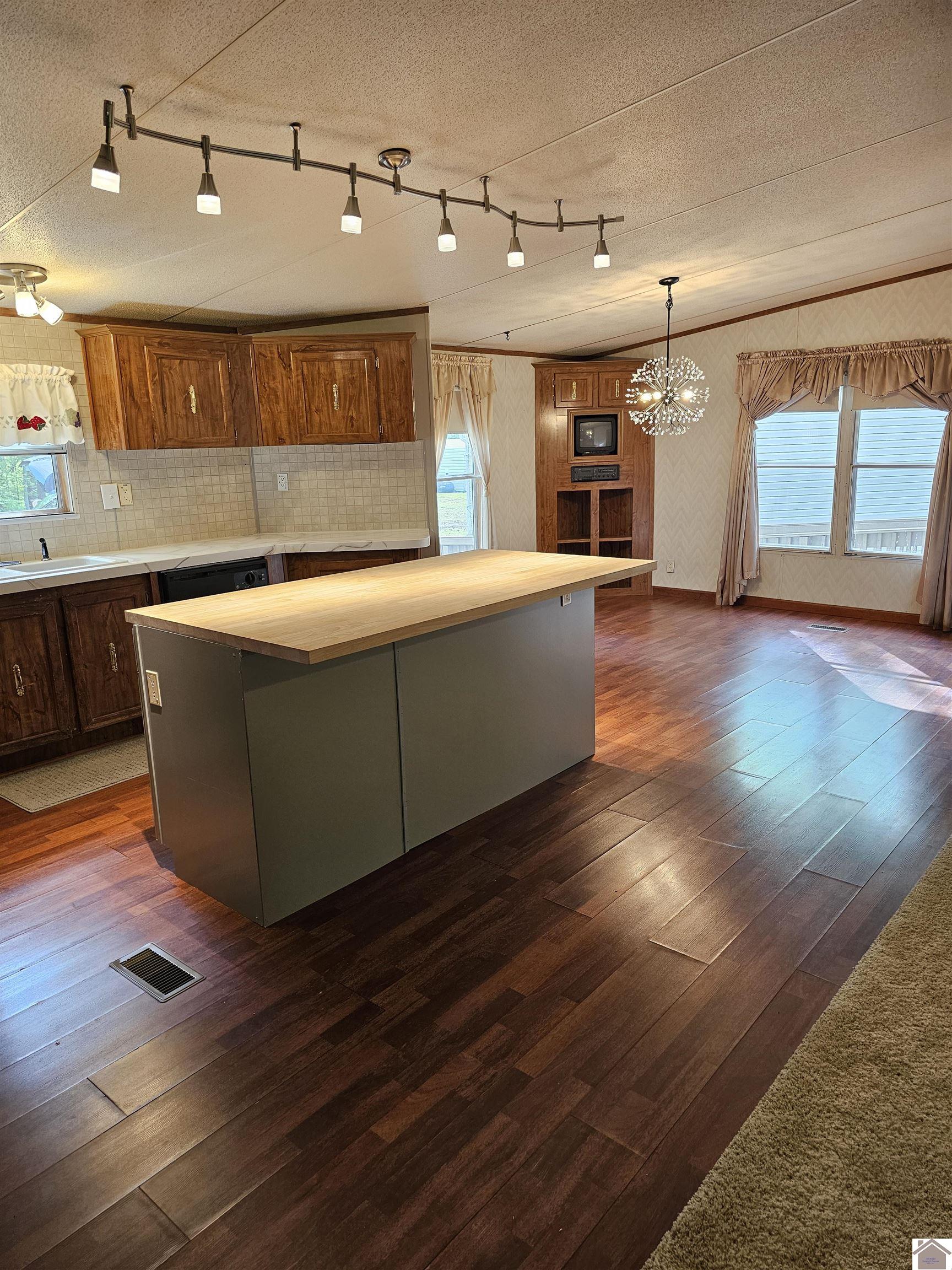 372 Saratoga Heights Property Photo 10
