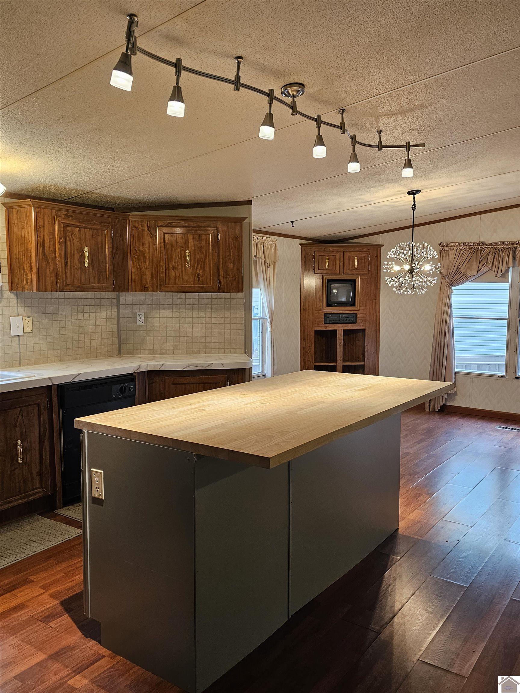 372 Saratoga Heights Property Photo 11