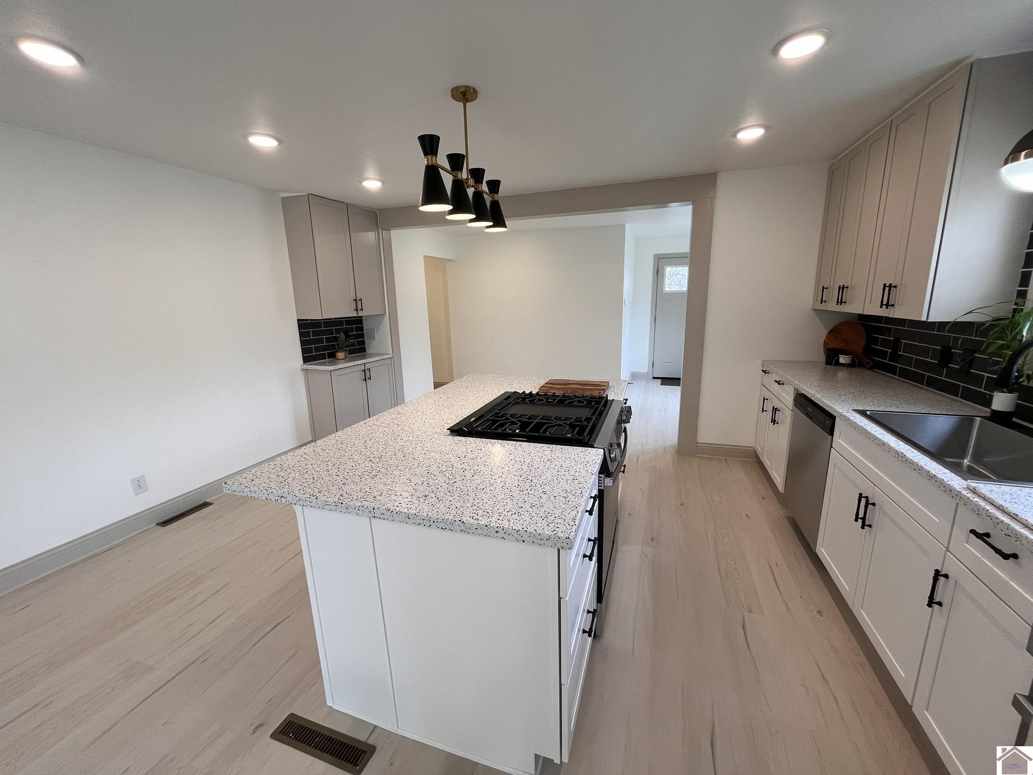680 Chestnut St. Property Photo 11