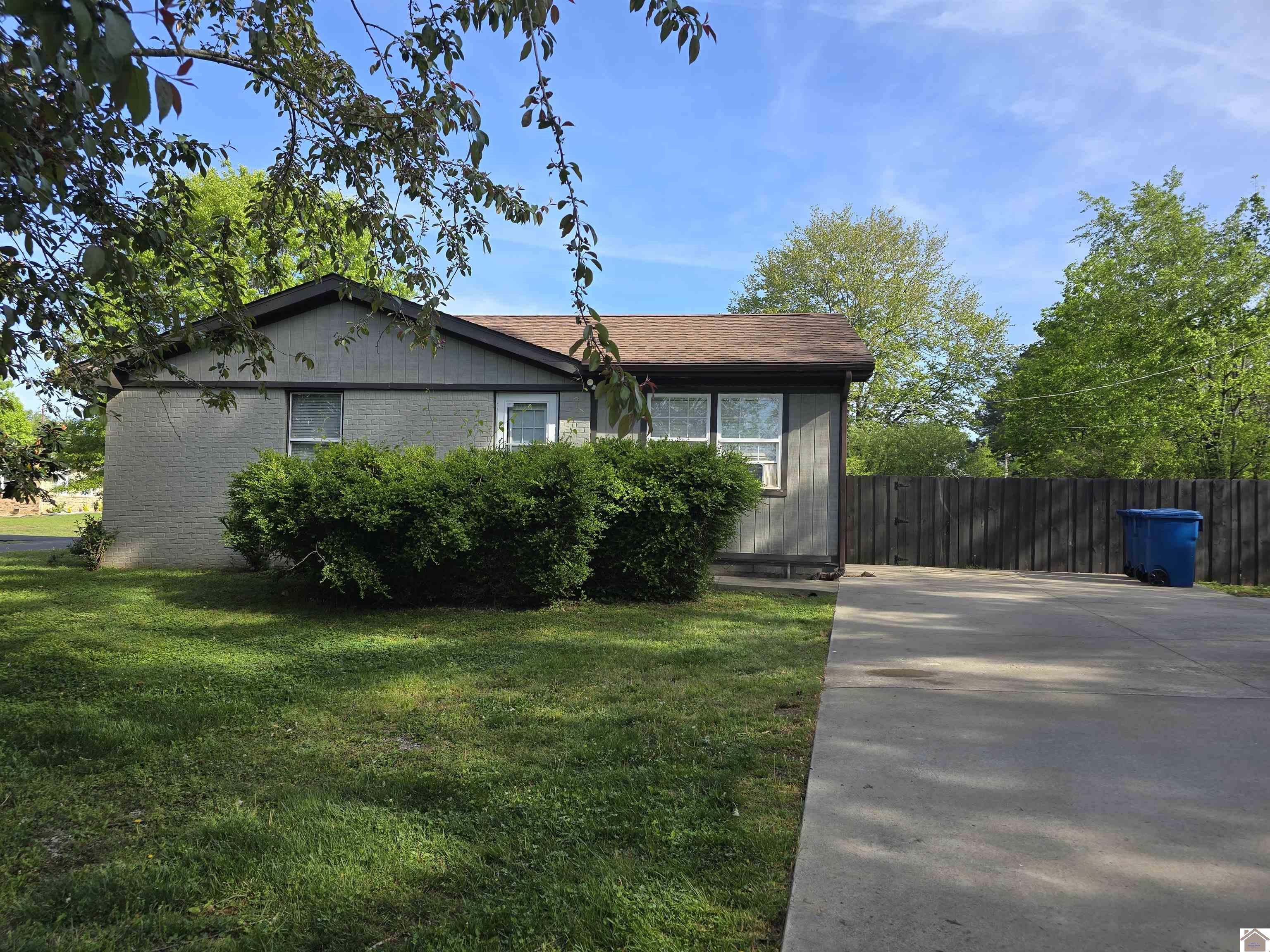 1500 Clayshire Property Photo 4