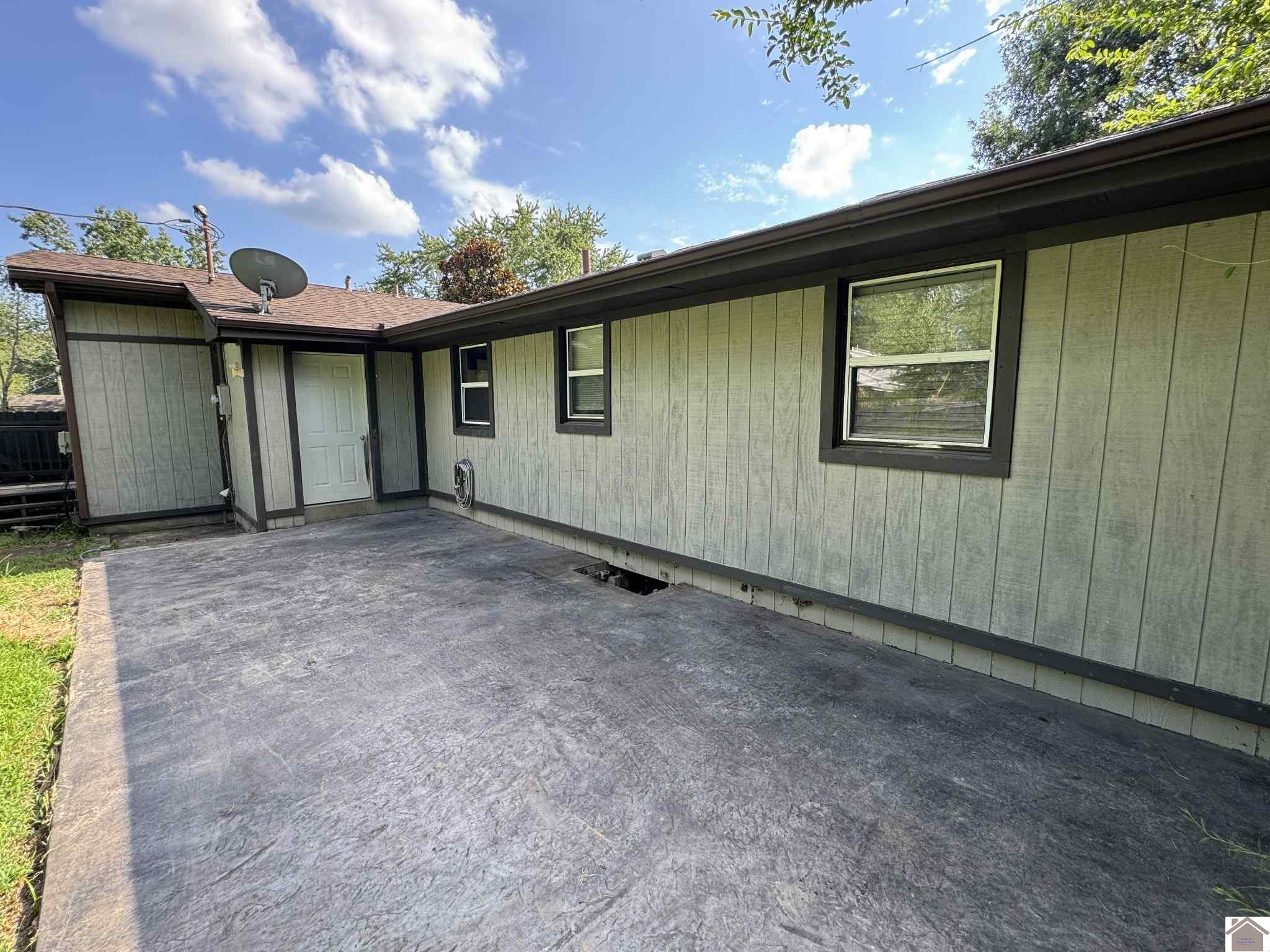 1500 Clayshire Property Photo 5