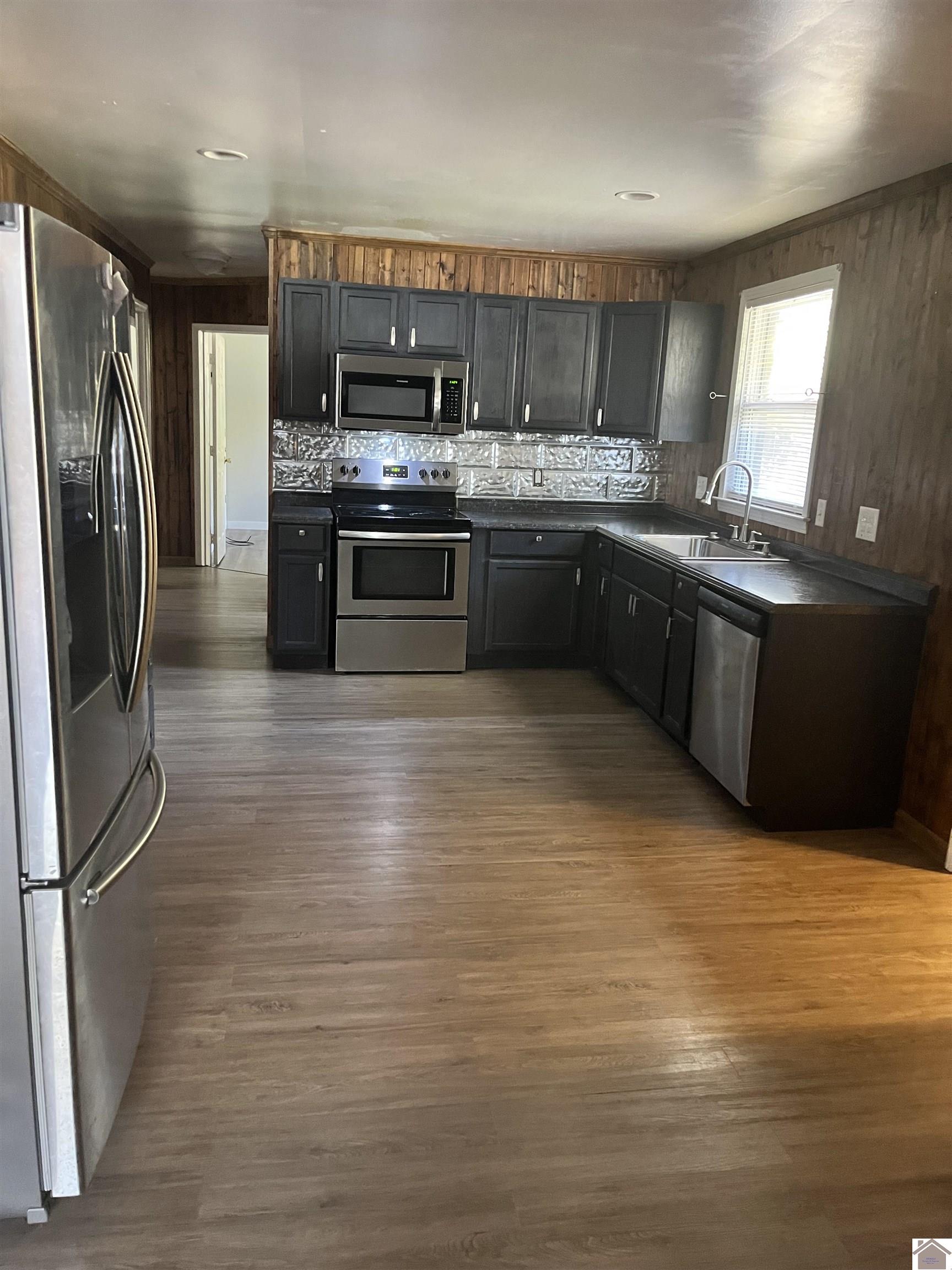1500 Clayshire Property Photo 12