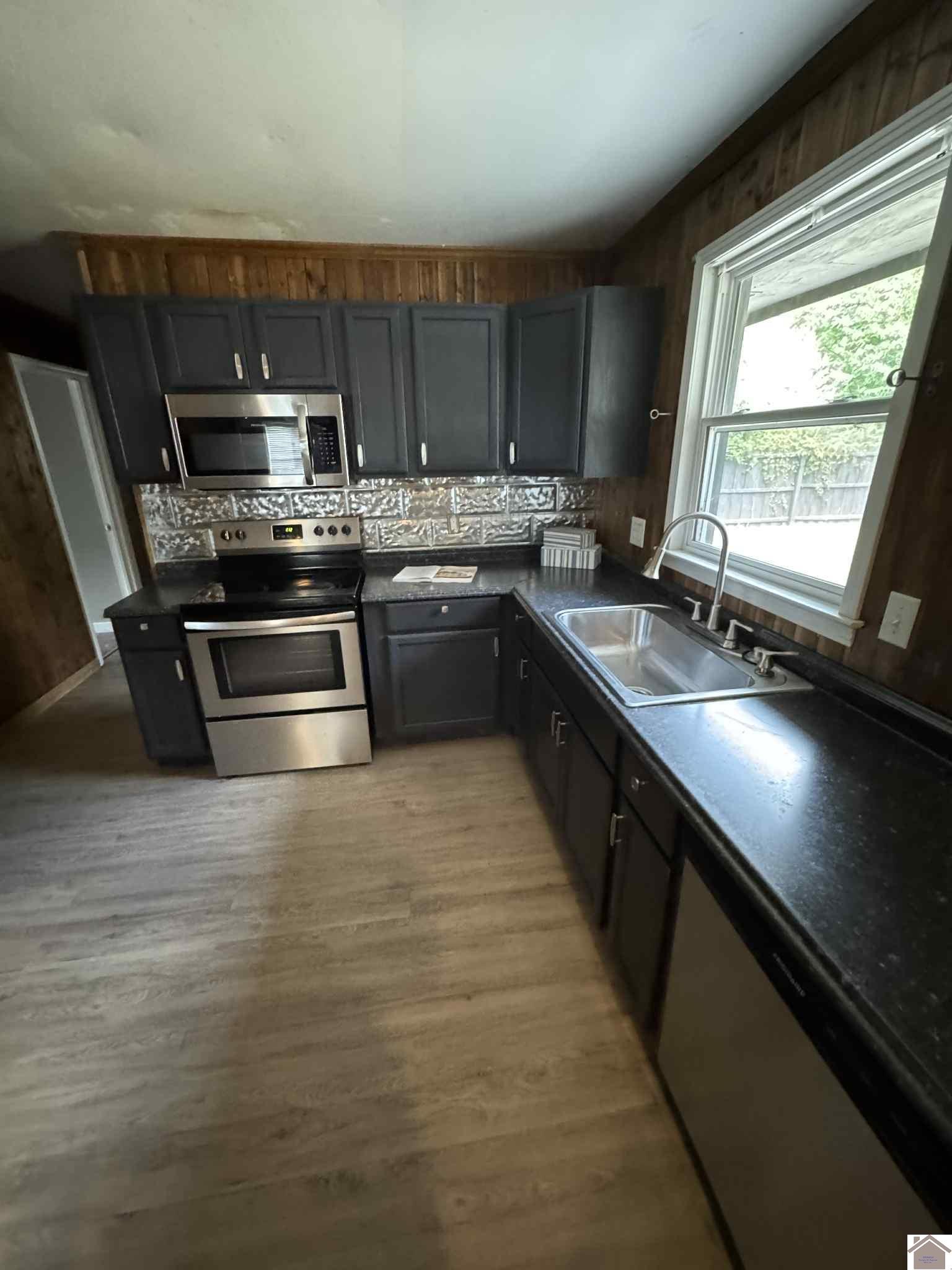 1500 Clayshire Property Photo 14