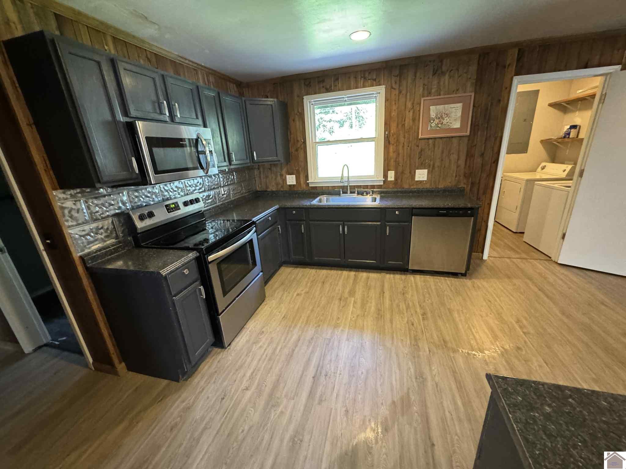 1500 Clayshire Property Photo 15