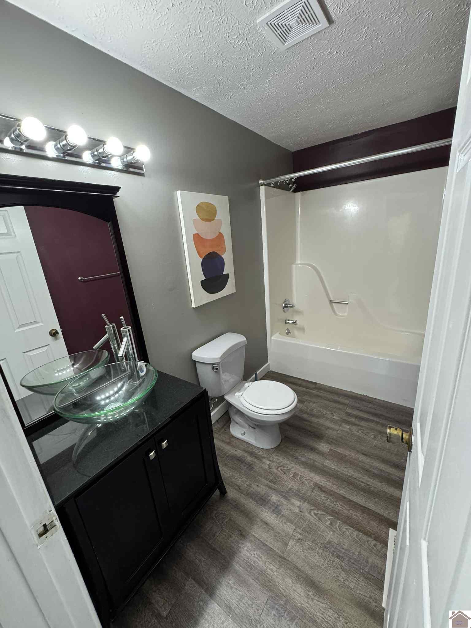 1500 Clayshire Property Photo 27