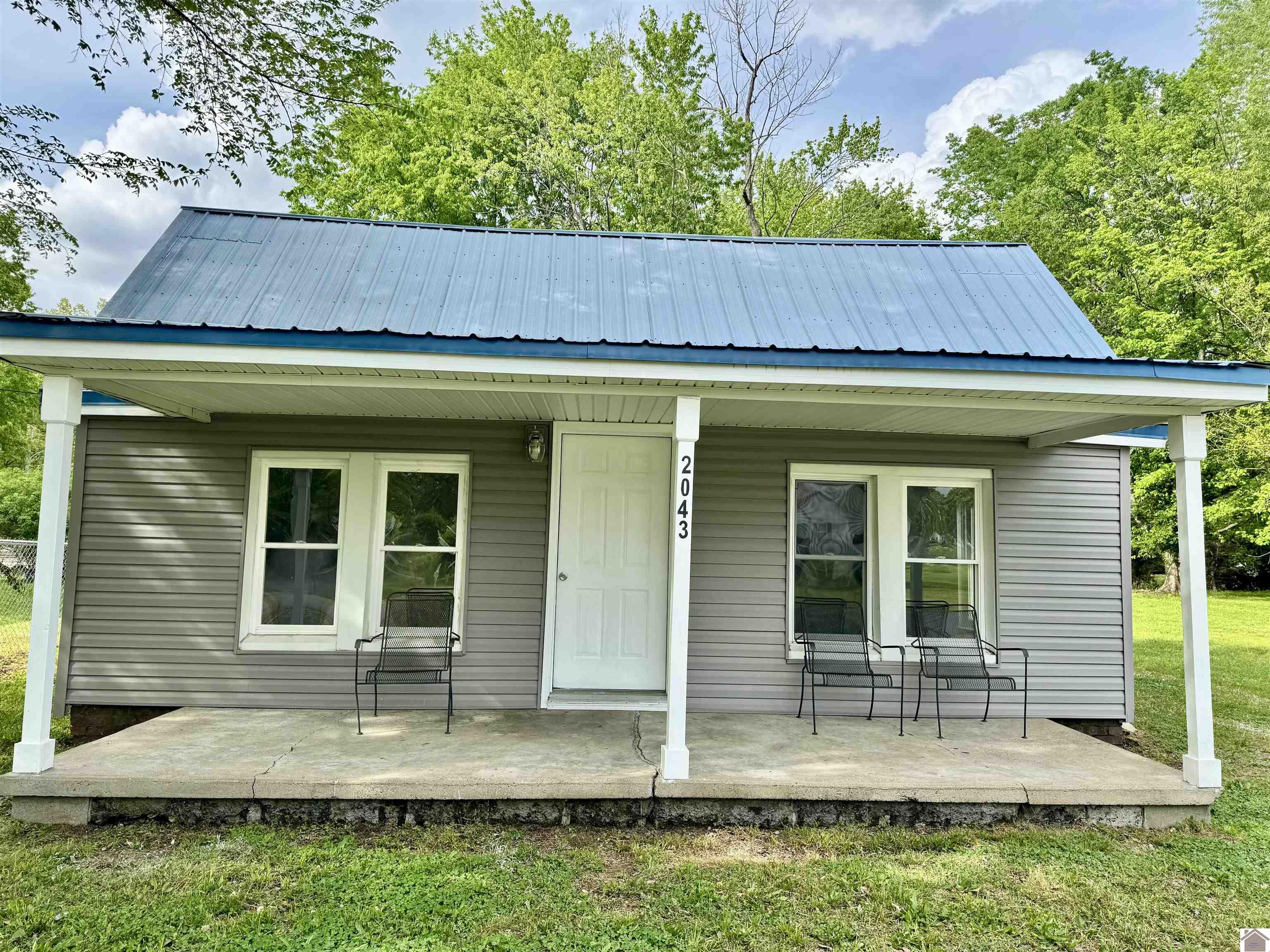 2043 Center St Property Photo 1
