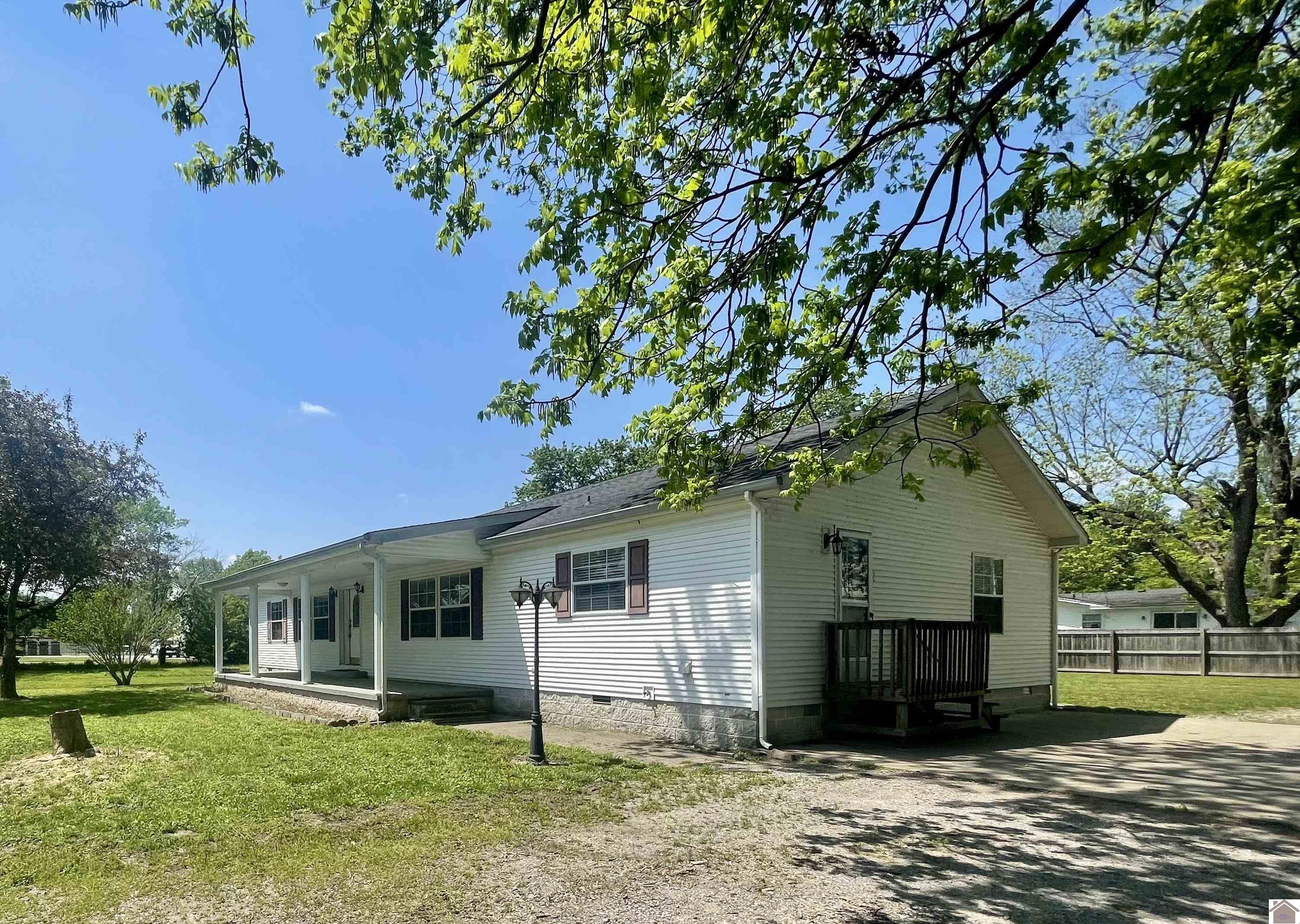 5770 & 5772 Metropolis Lake Road Property Photo 2