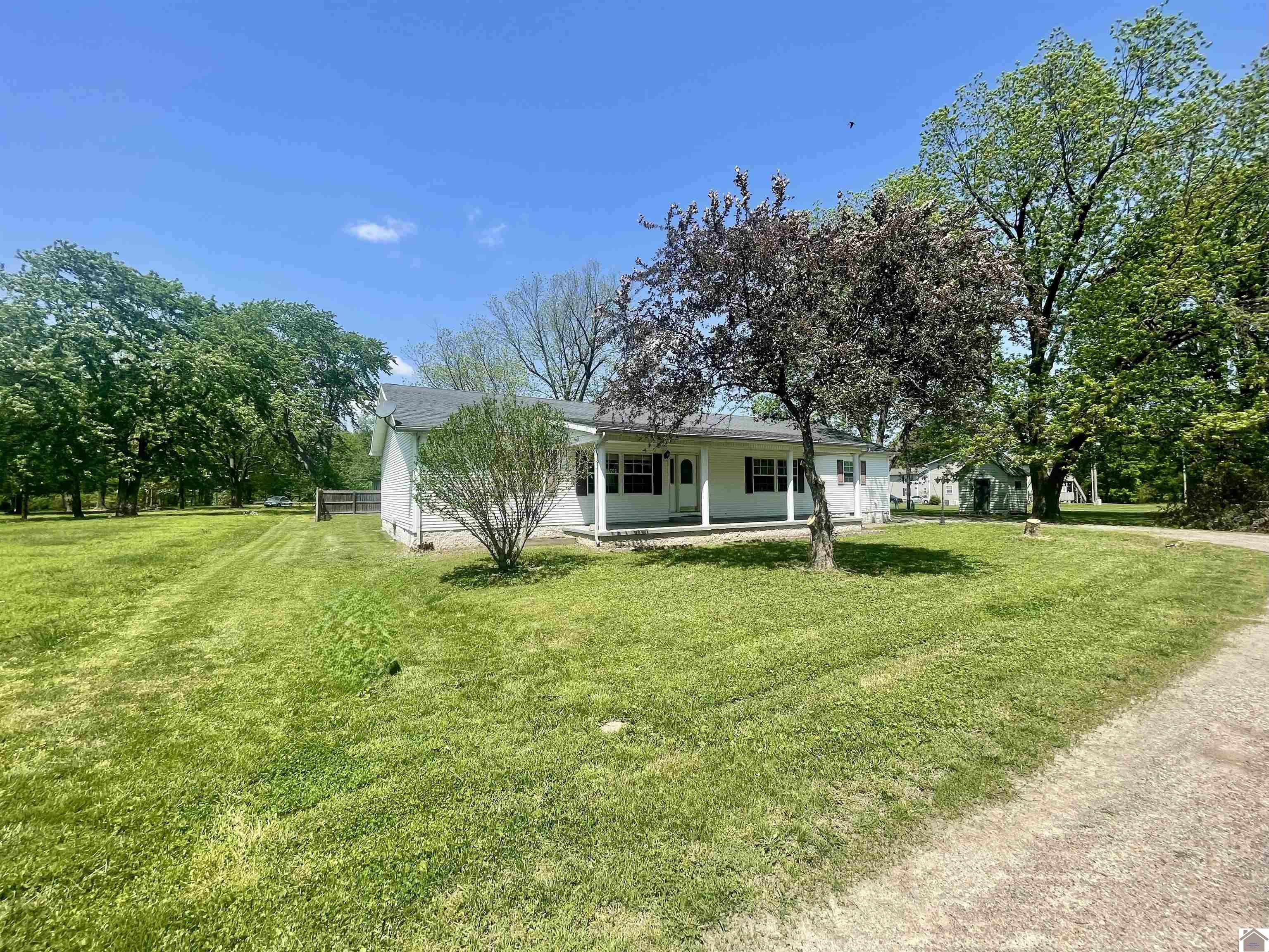 5770 & 5772 Metropolis Lake Road Property Photo 3