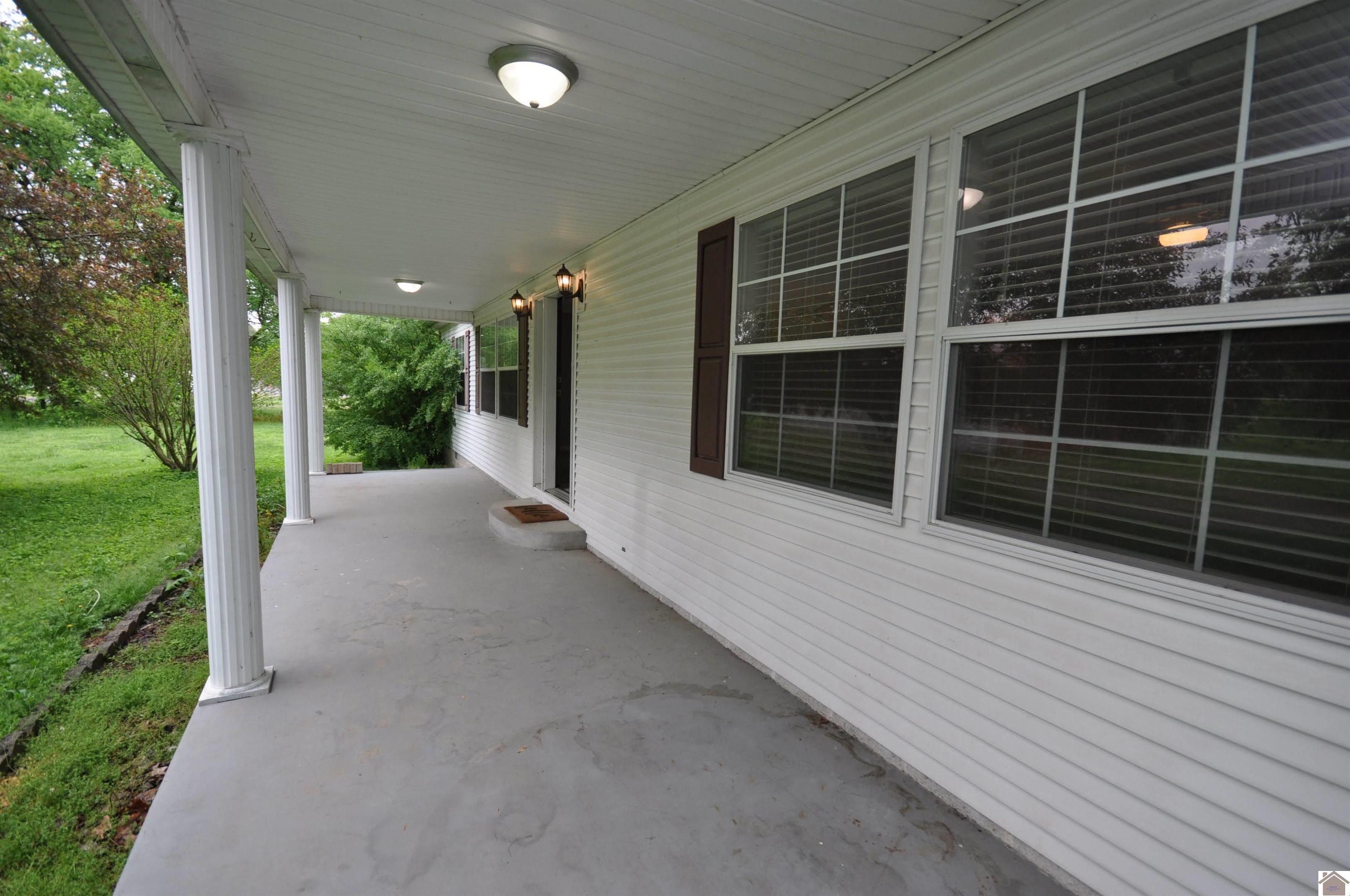 5770 & 5772 Metropolis Lake Road Property Photo 4