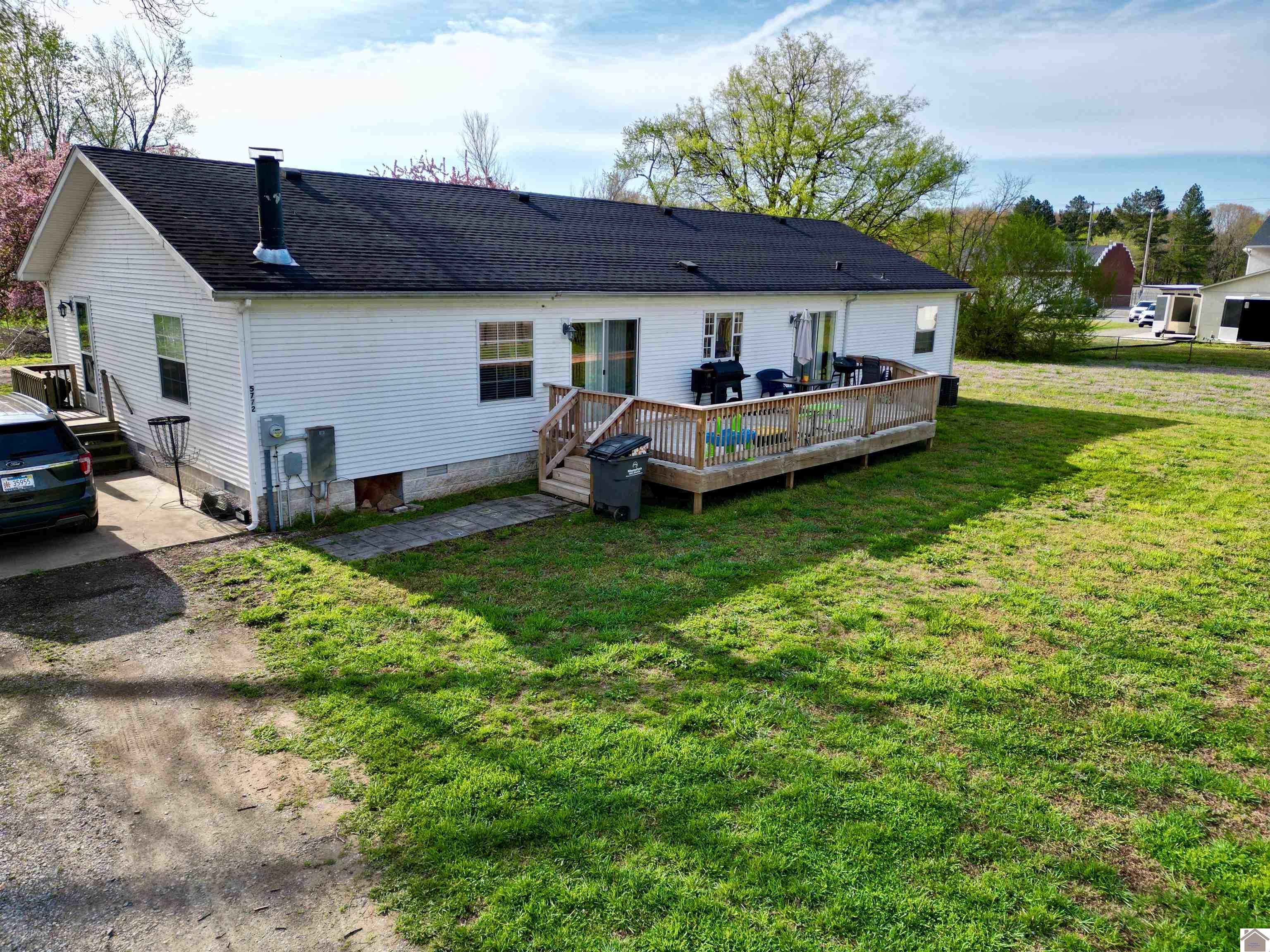 5770 & 5772 Metropolis Lake Road Property Photo 6
