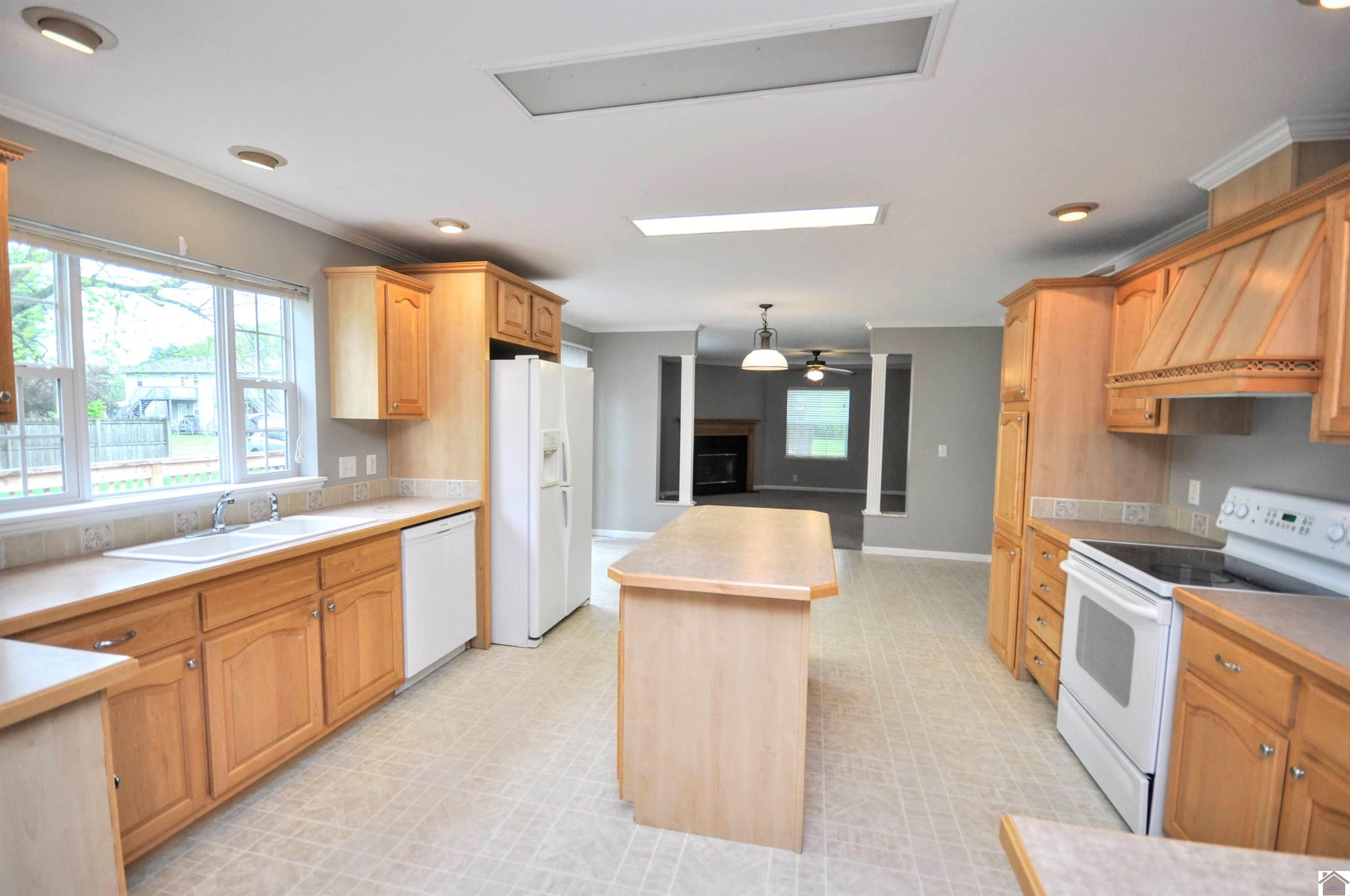 5770 & 5772 Metropolis Lake Road Property Photo 14
