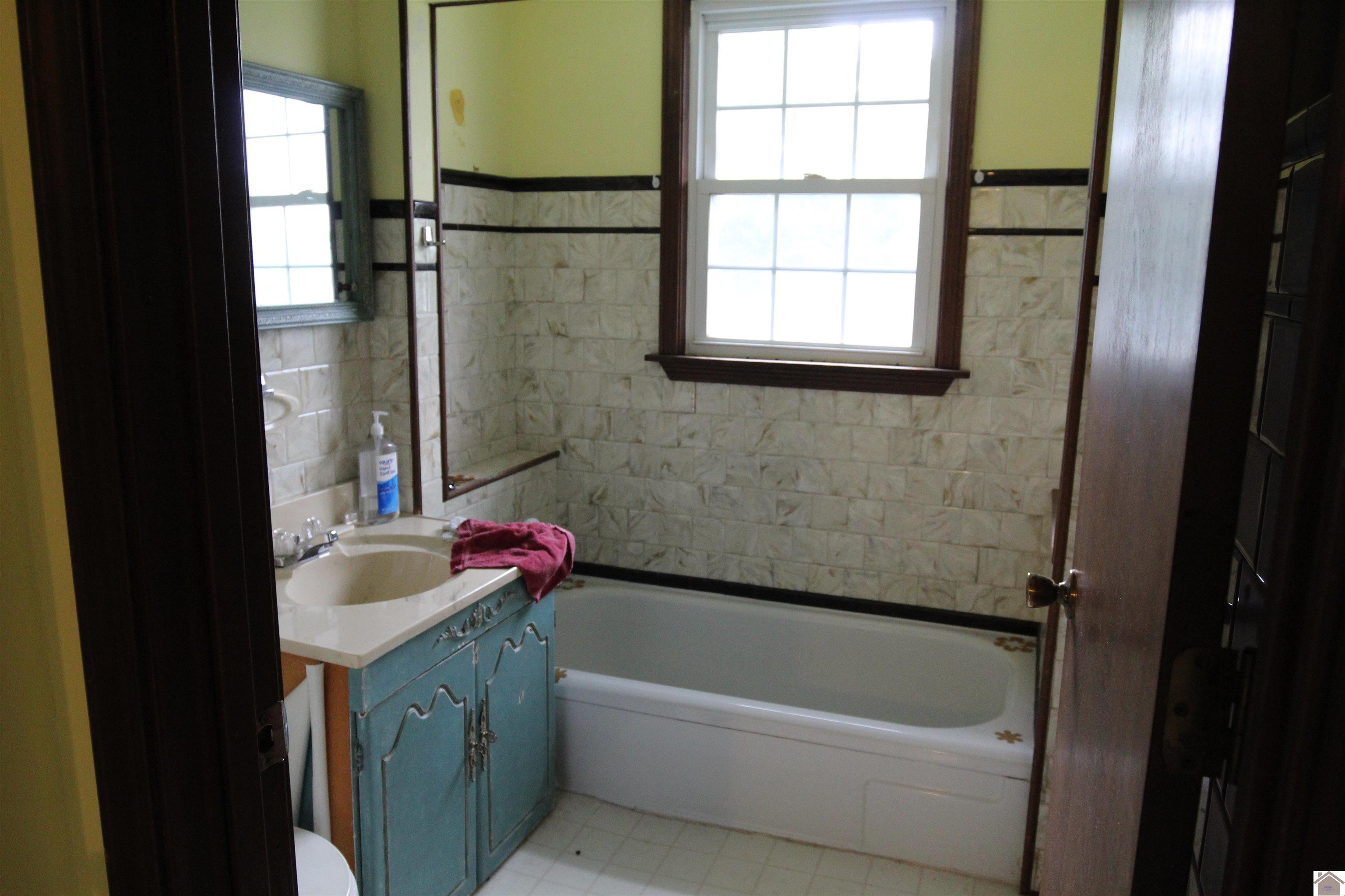 203 Court St. Property Photo 28
