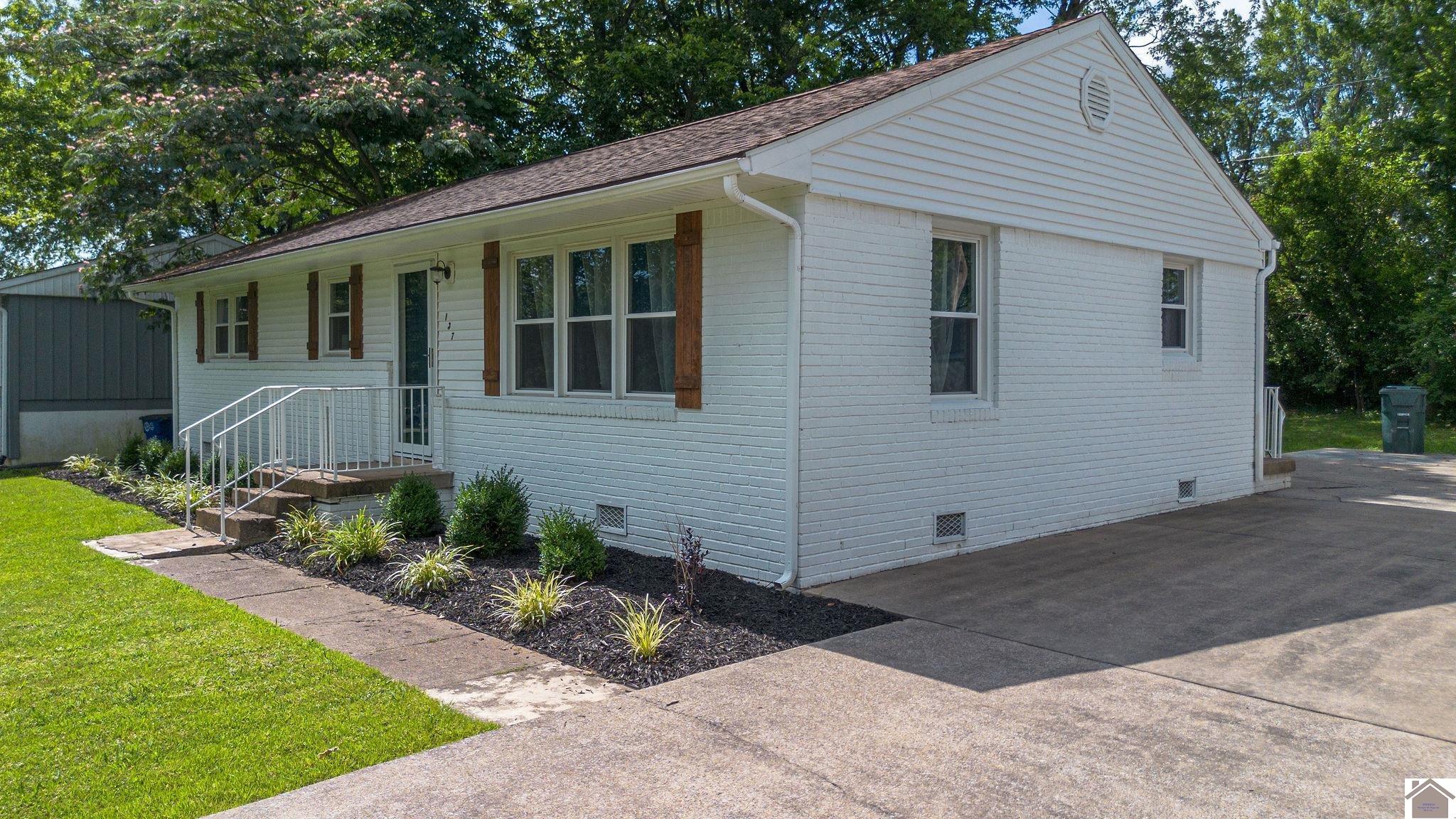 137 Iroquois Dr Property Photo 1