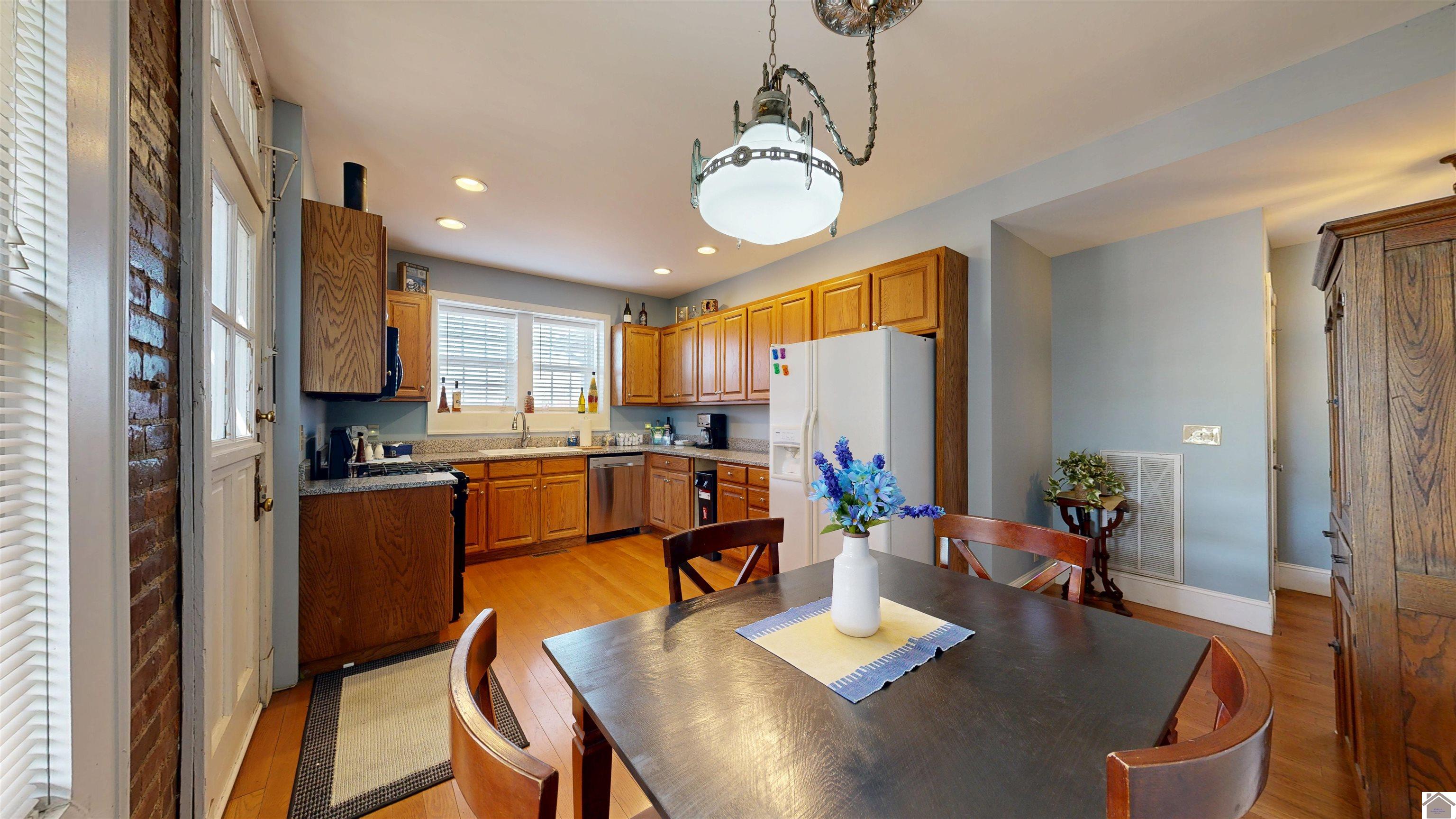 421 Monroe St Property Photo 6