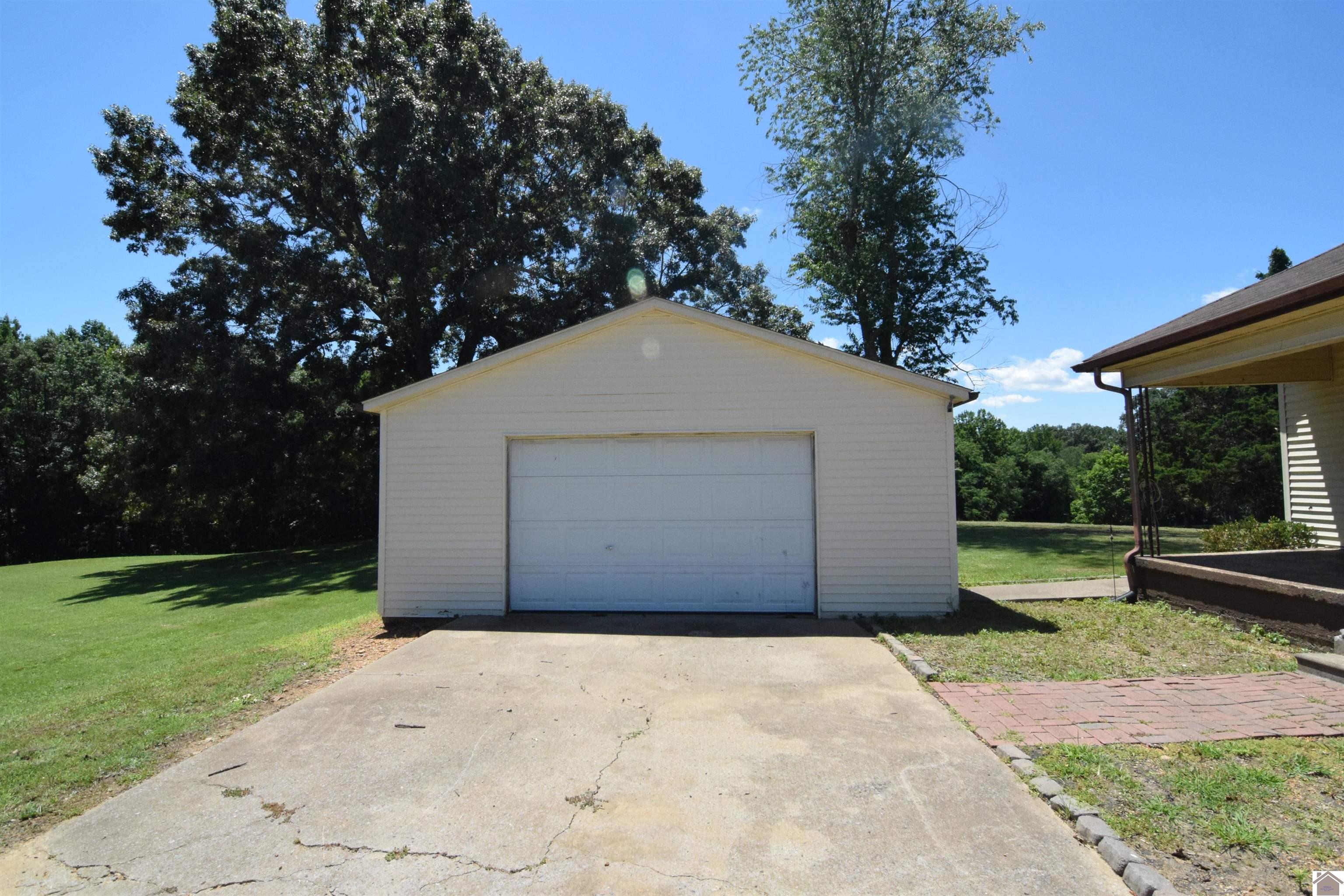 845 S County Line Road Property Photo 3