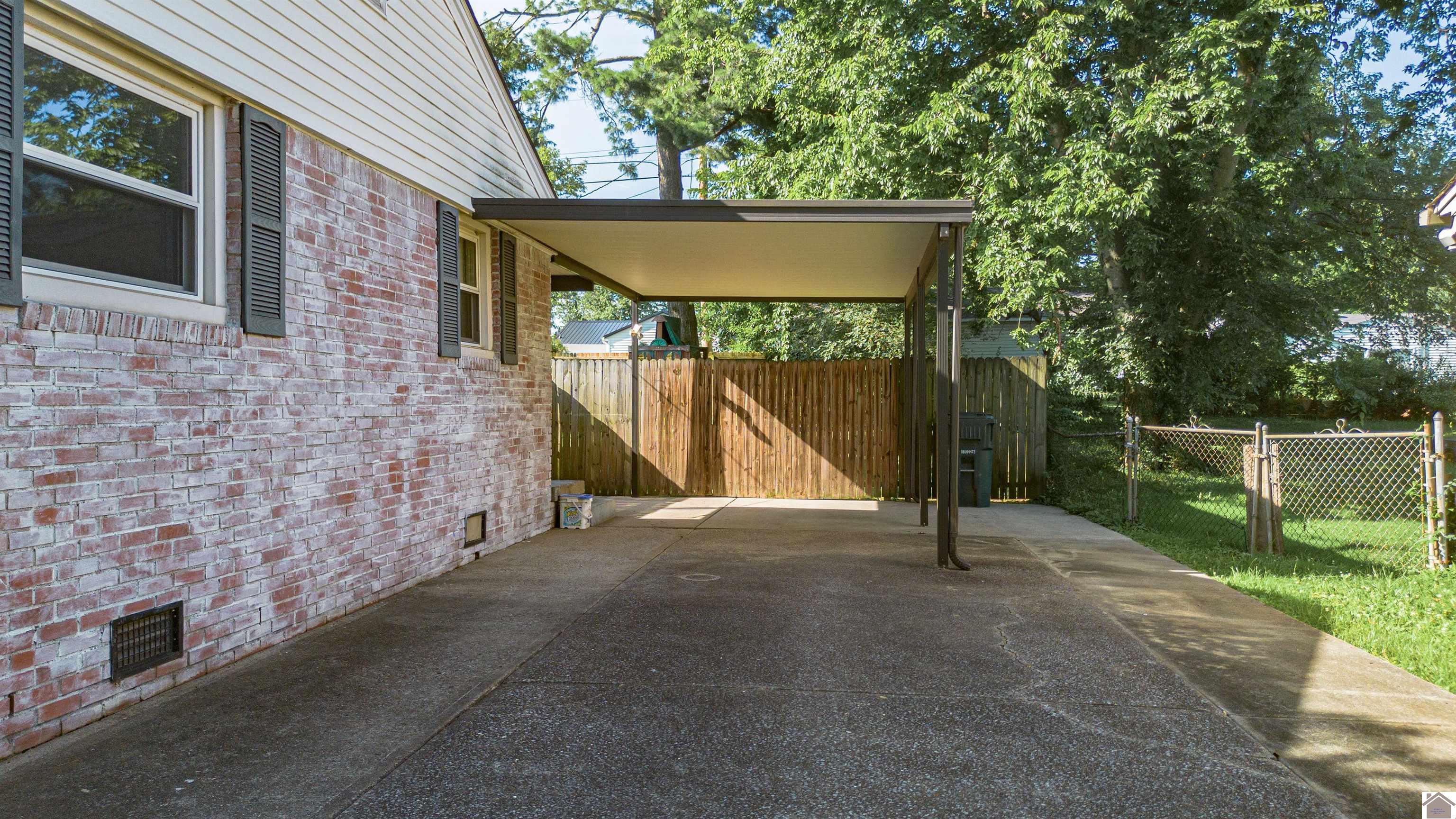 143 Iroquois Dr Property Photo 4