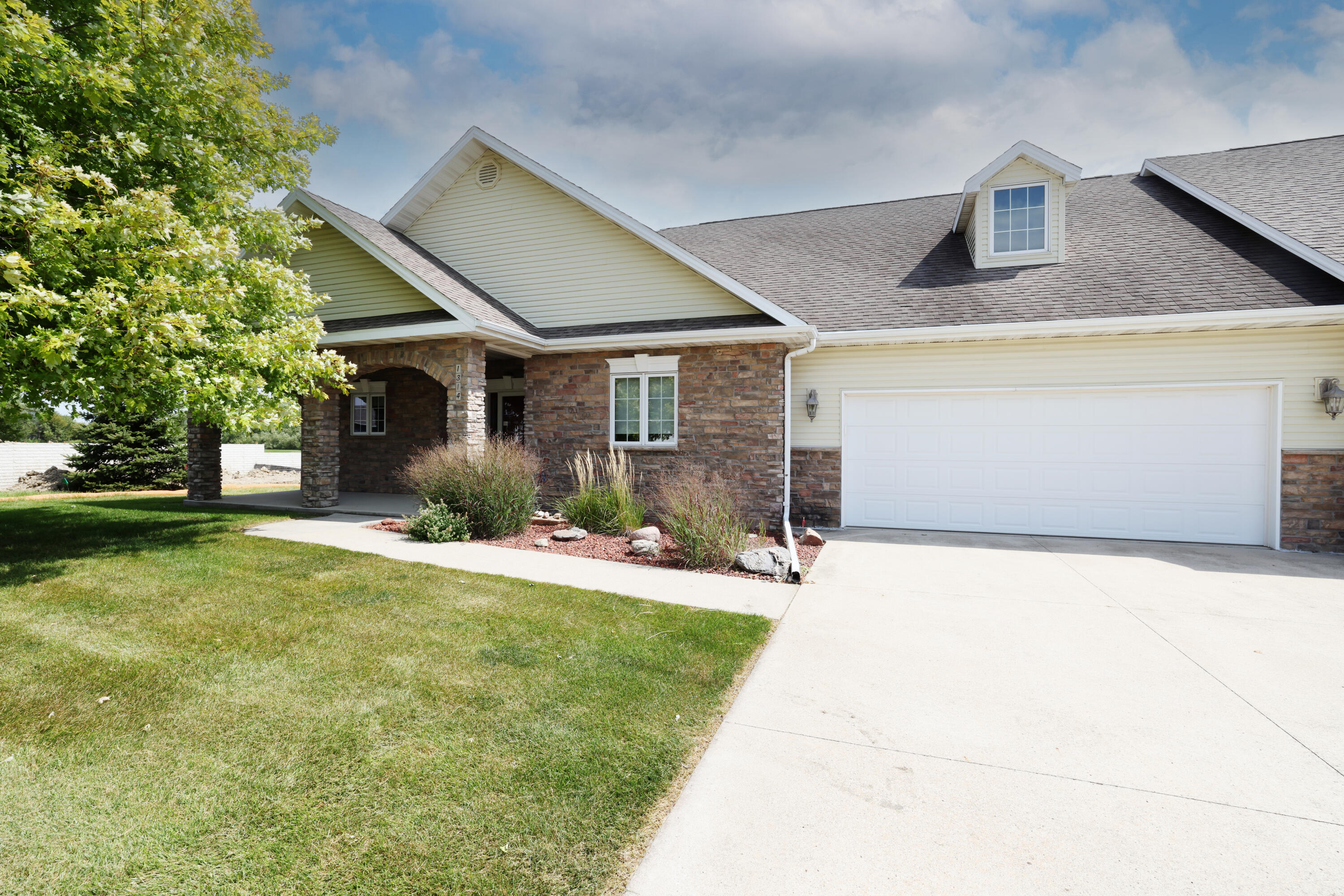 1314 Southview Court Property Photo 1