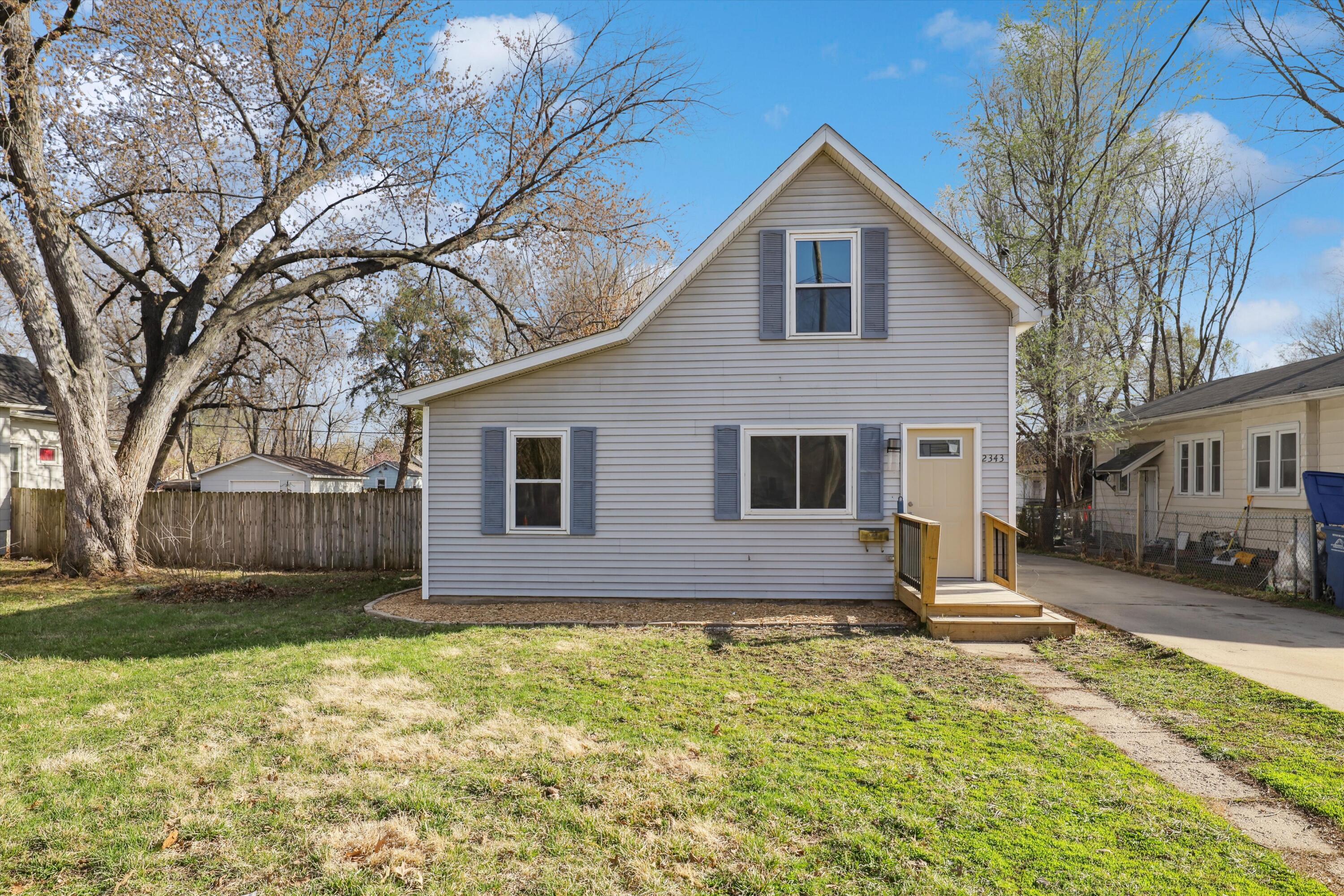 2343 E Grand Avenue Property Photo