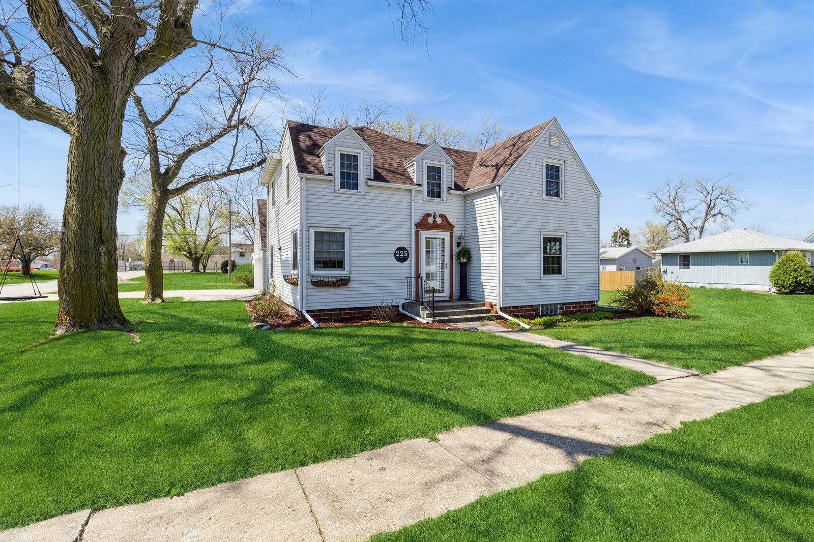 Roland Real Estate Listings Main Image