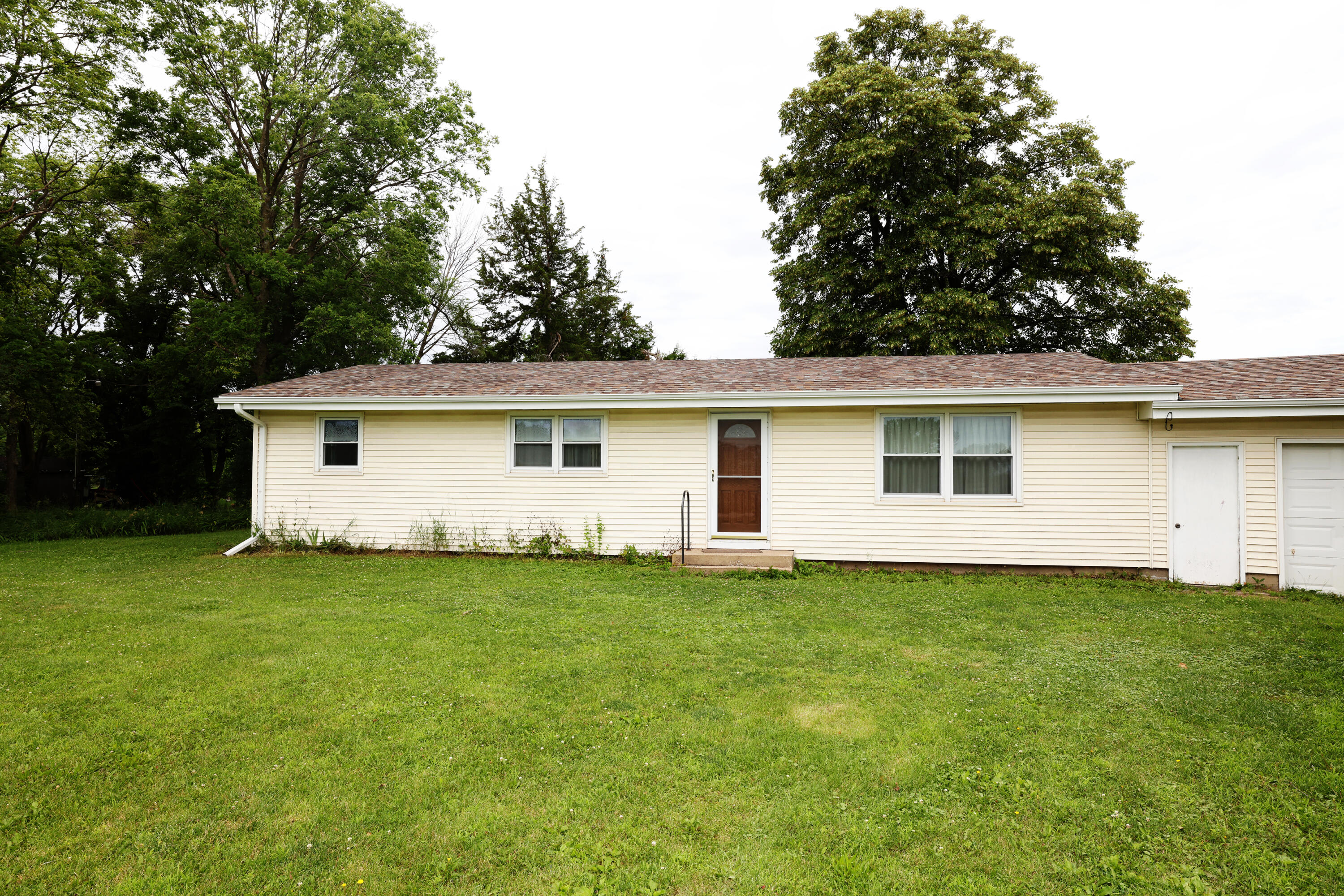 1309 &1311 L Avenue Property Photo 1