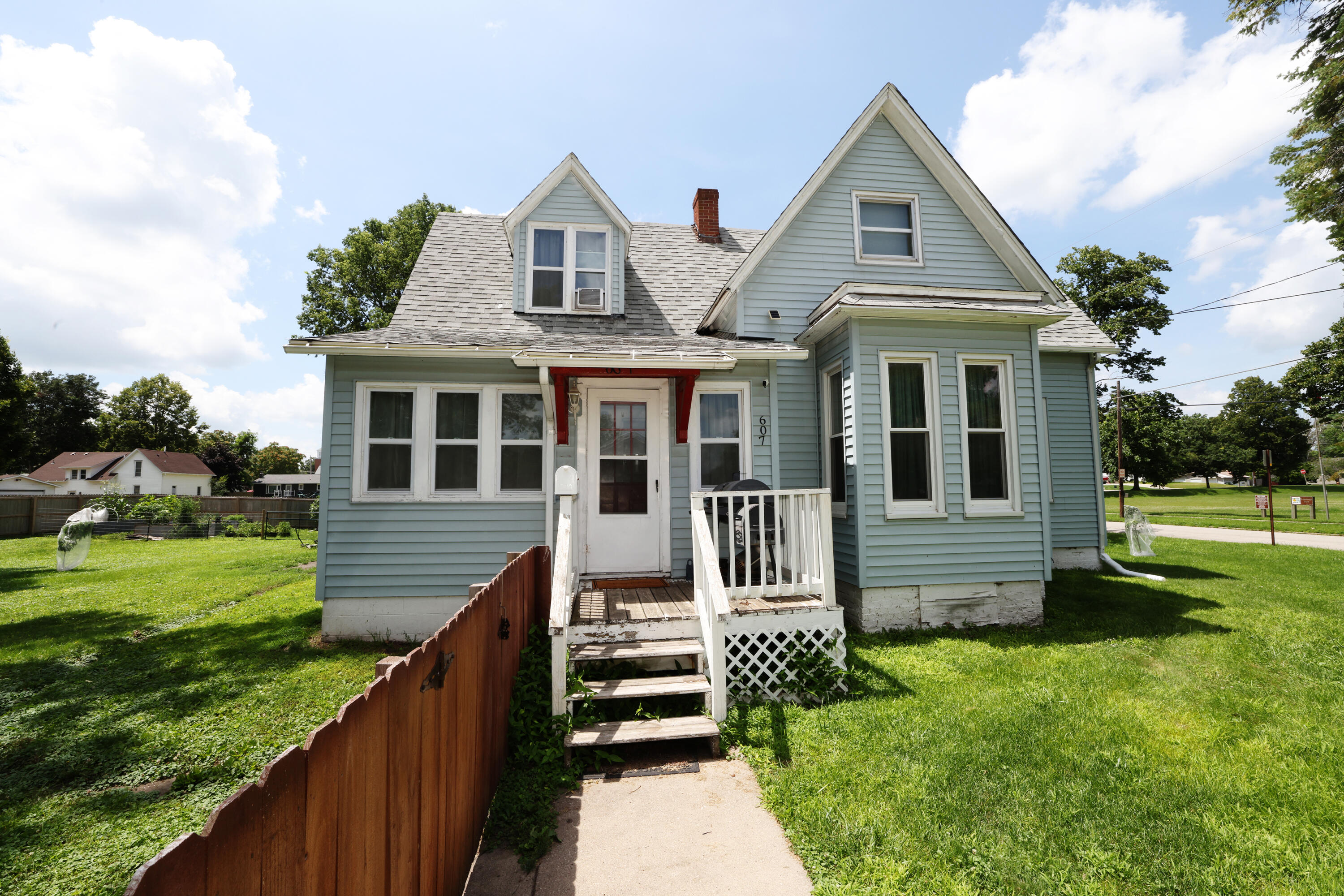 607 Clay Street Property Photo 1