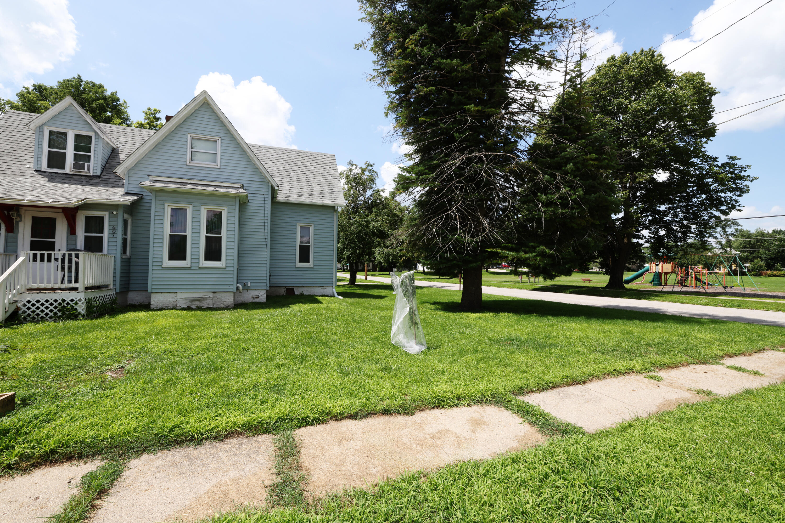 607 Clay Street Property Photo 4