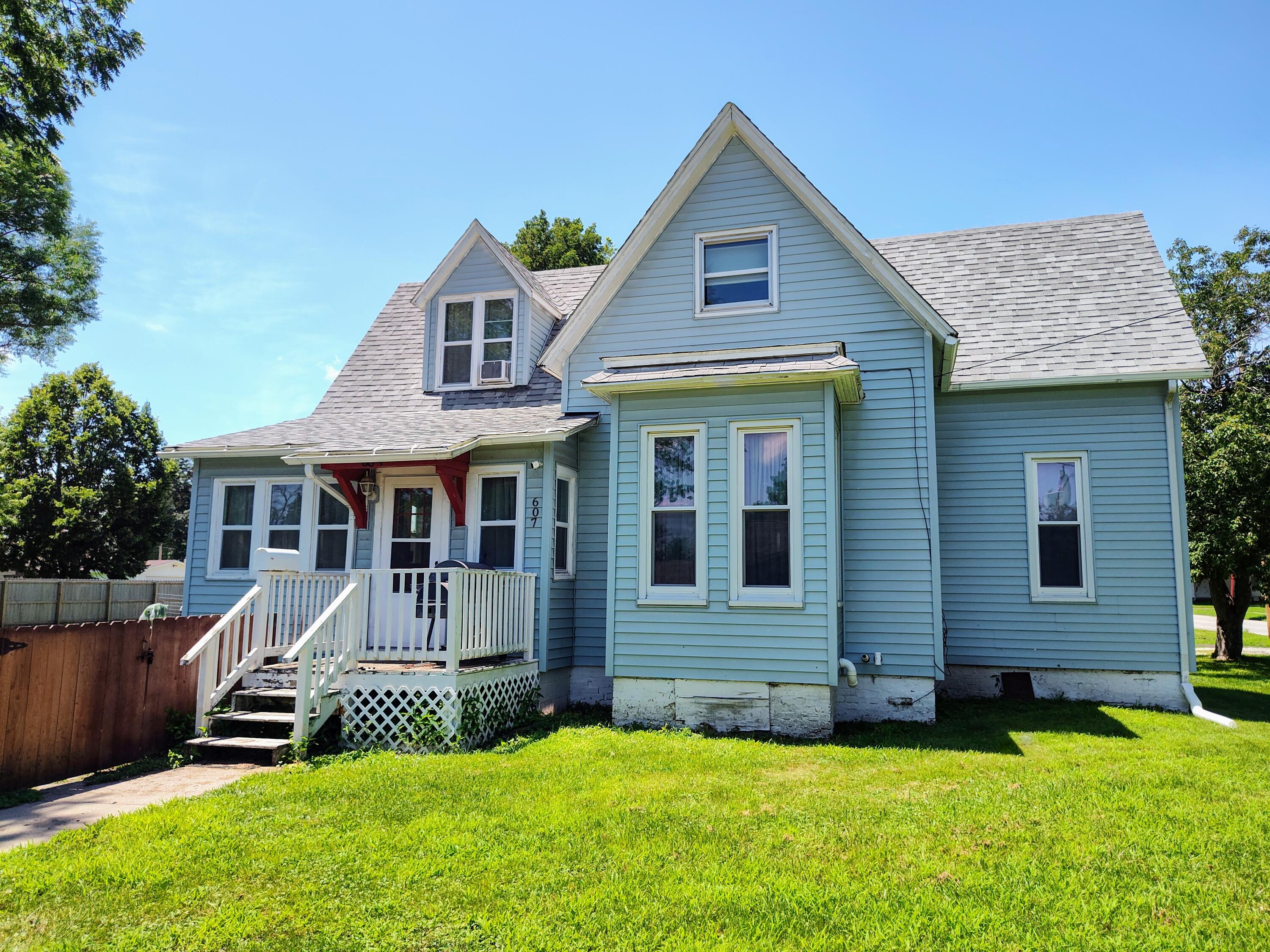 607 Clay Street Property Photo 7