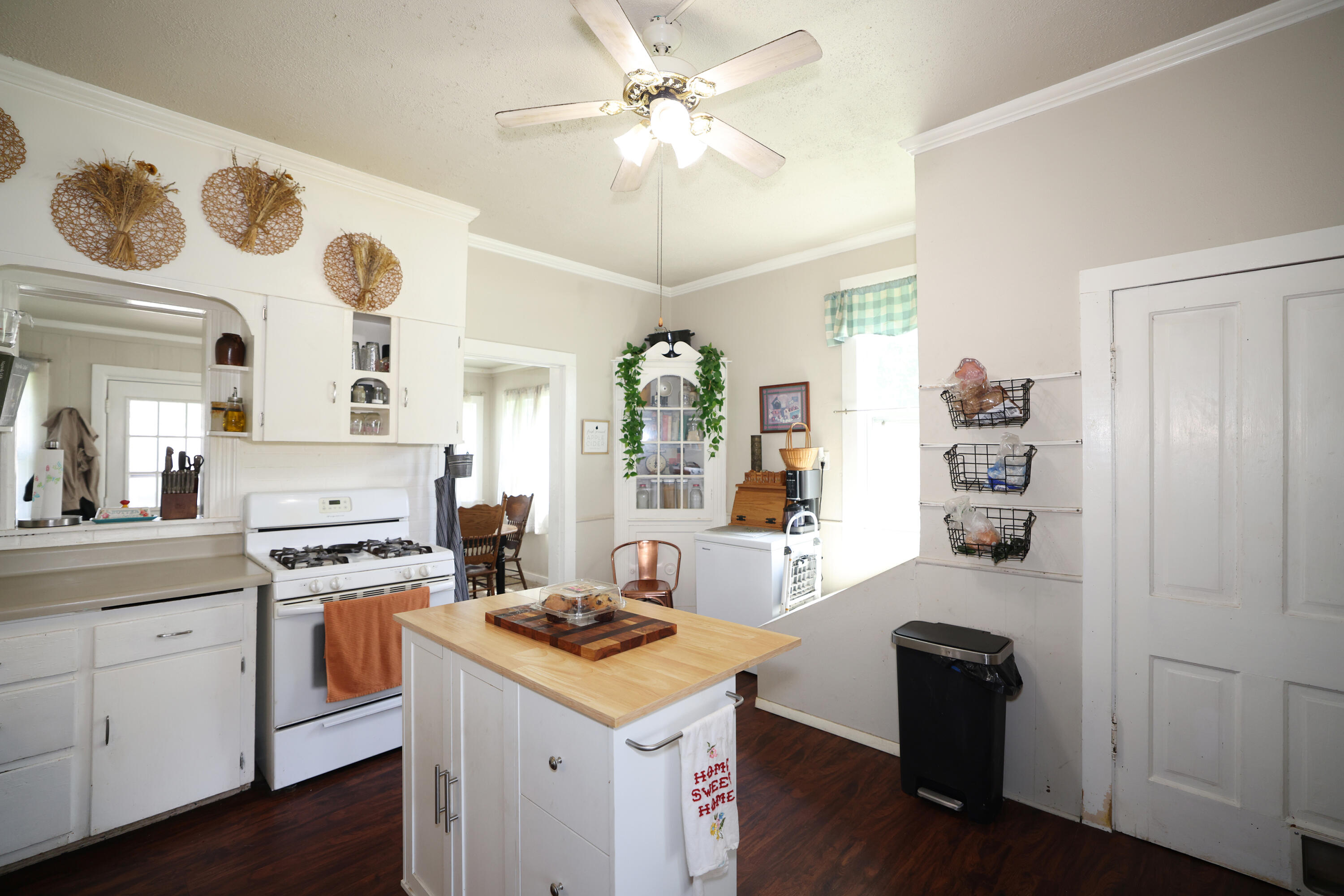 607 Clay Street Property Photo 14