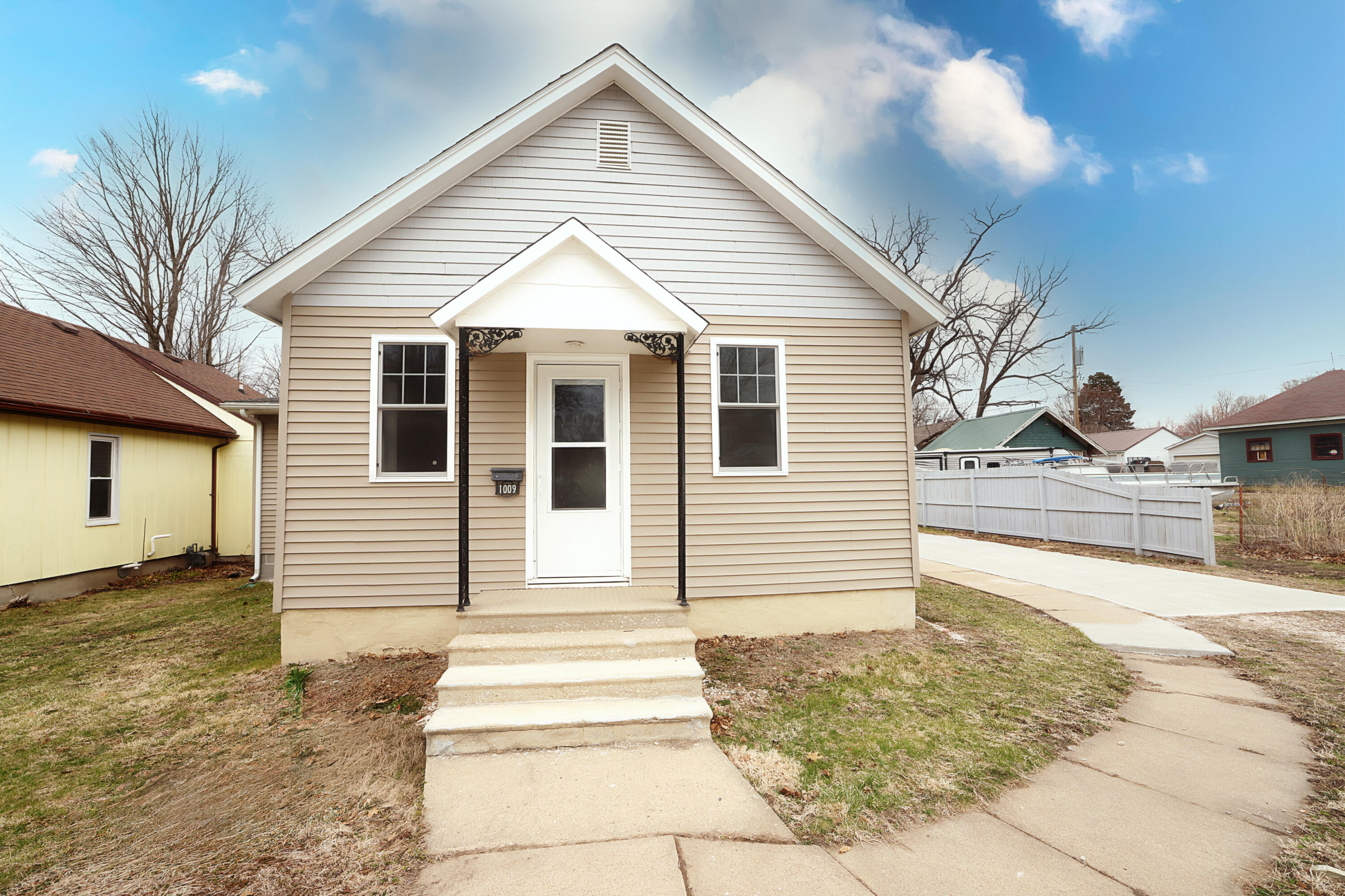 1009 Mamie Eisenhower Avenue Property Photo 1