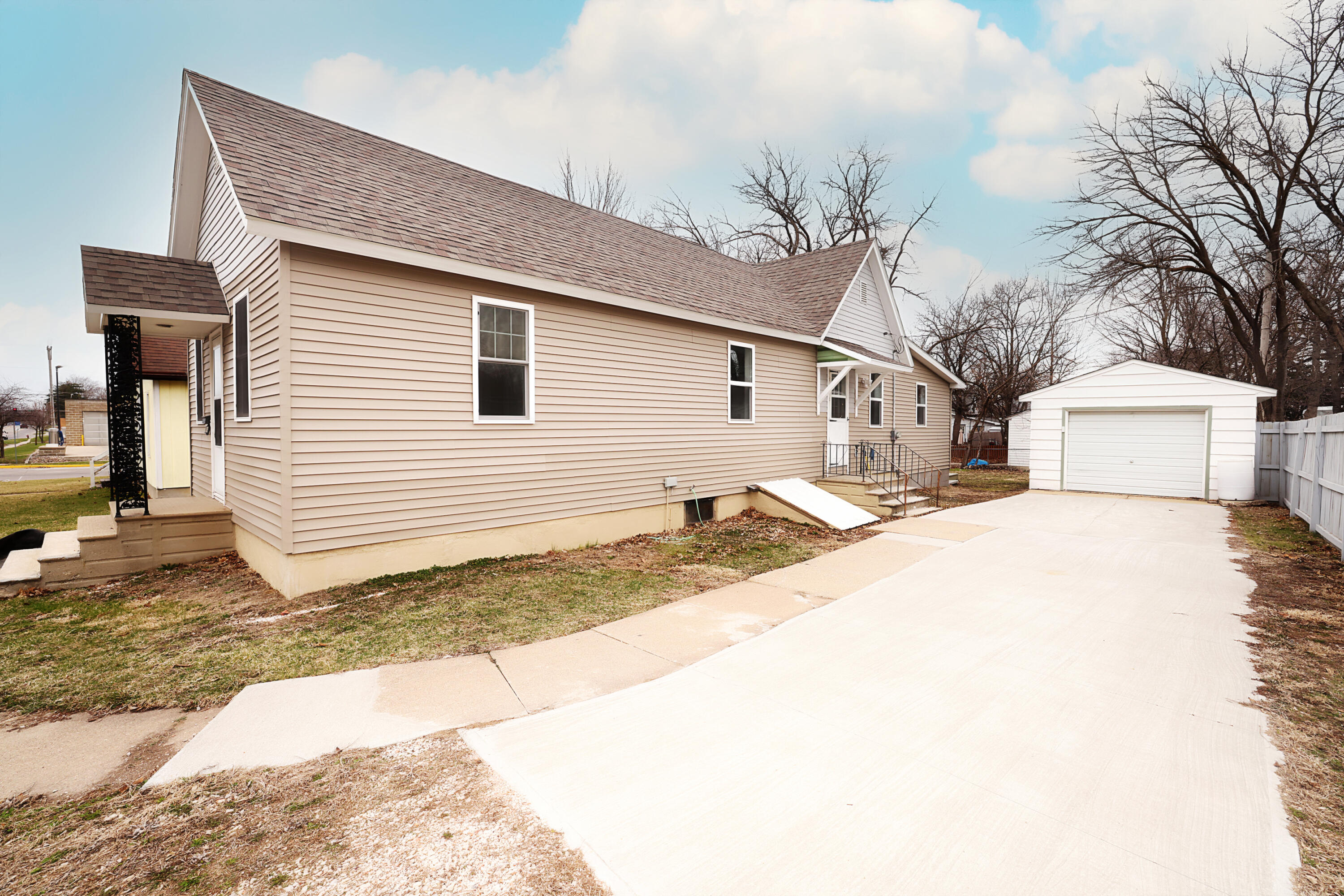 1009 Mamie Eisenhower Avenue Property Photo 2