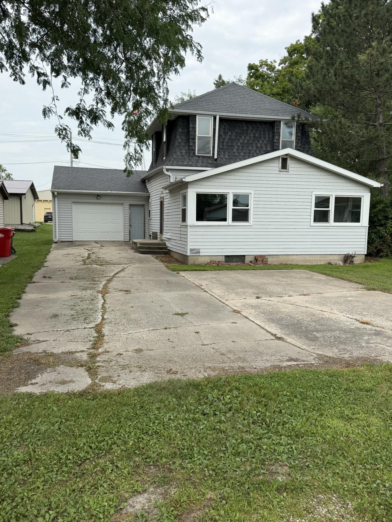 1527 Dayton Street Property Photo 2