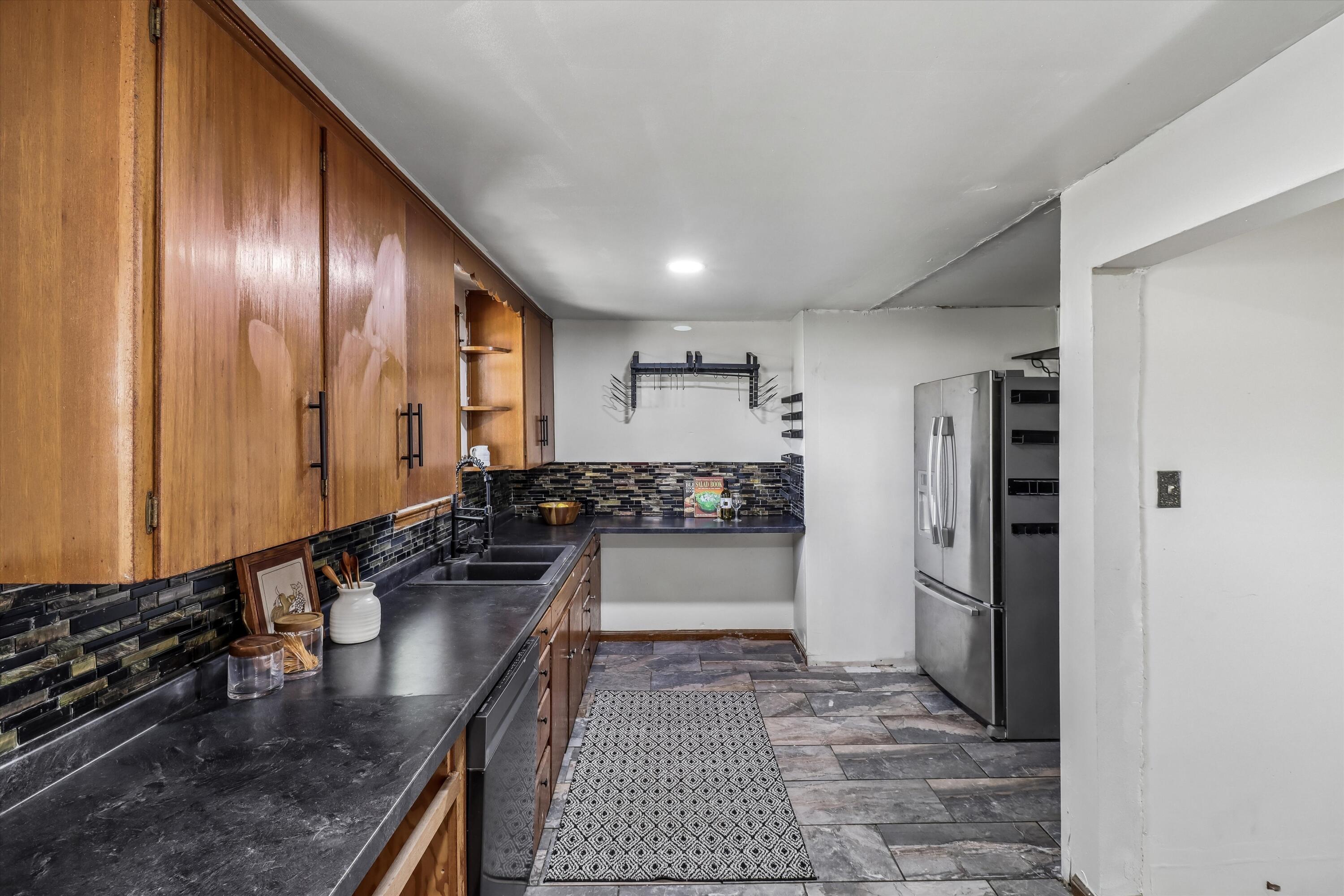 400 W Spring Street Property Photo 12