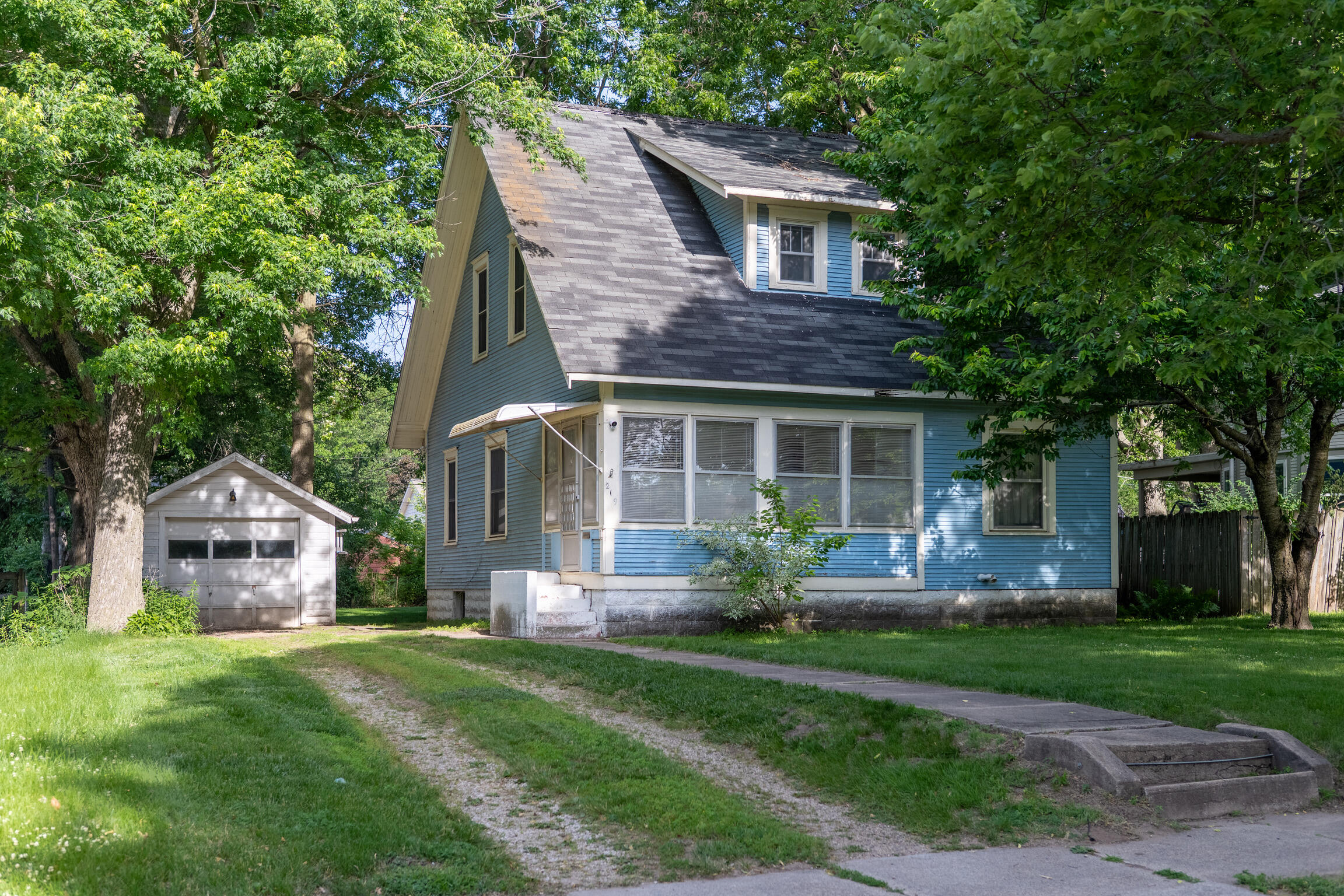 219 N Russell Avenue Property Photo 1