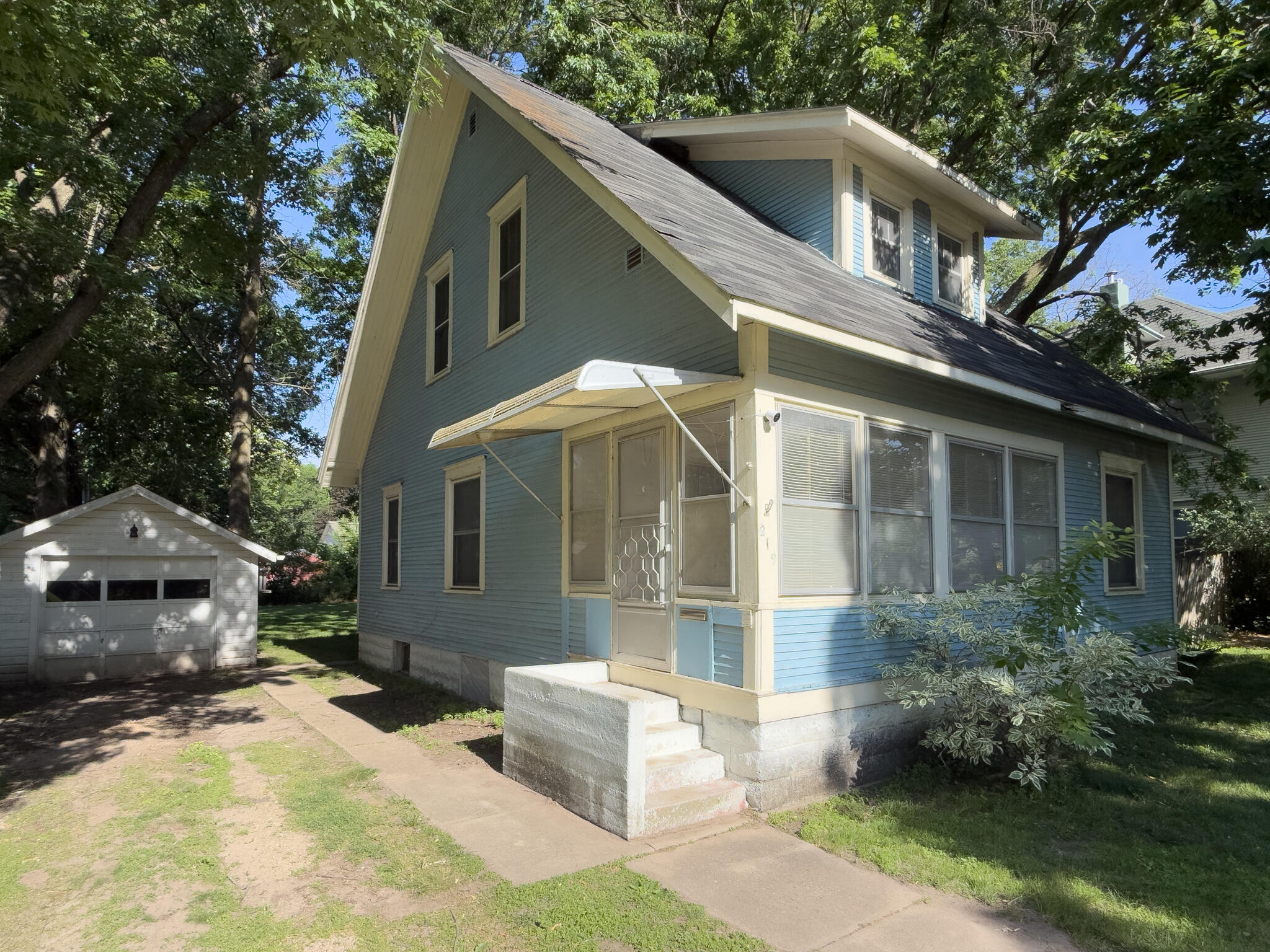 219 N Russell Avenue Property Photo 2