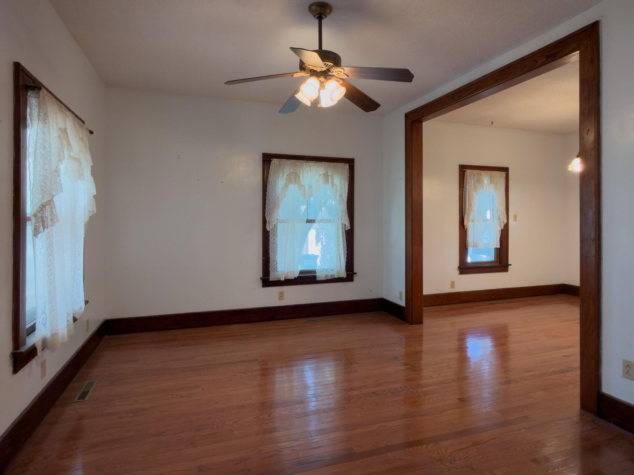 219 N Russell Avenue Property Photo 4