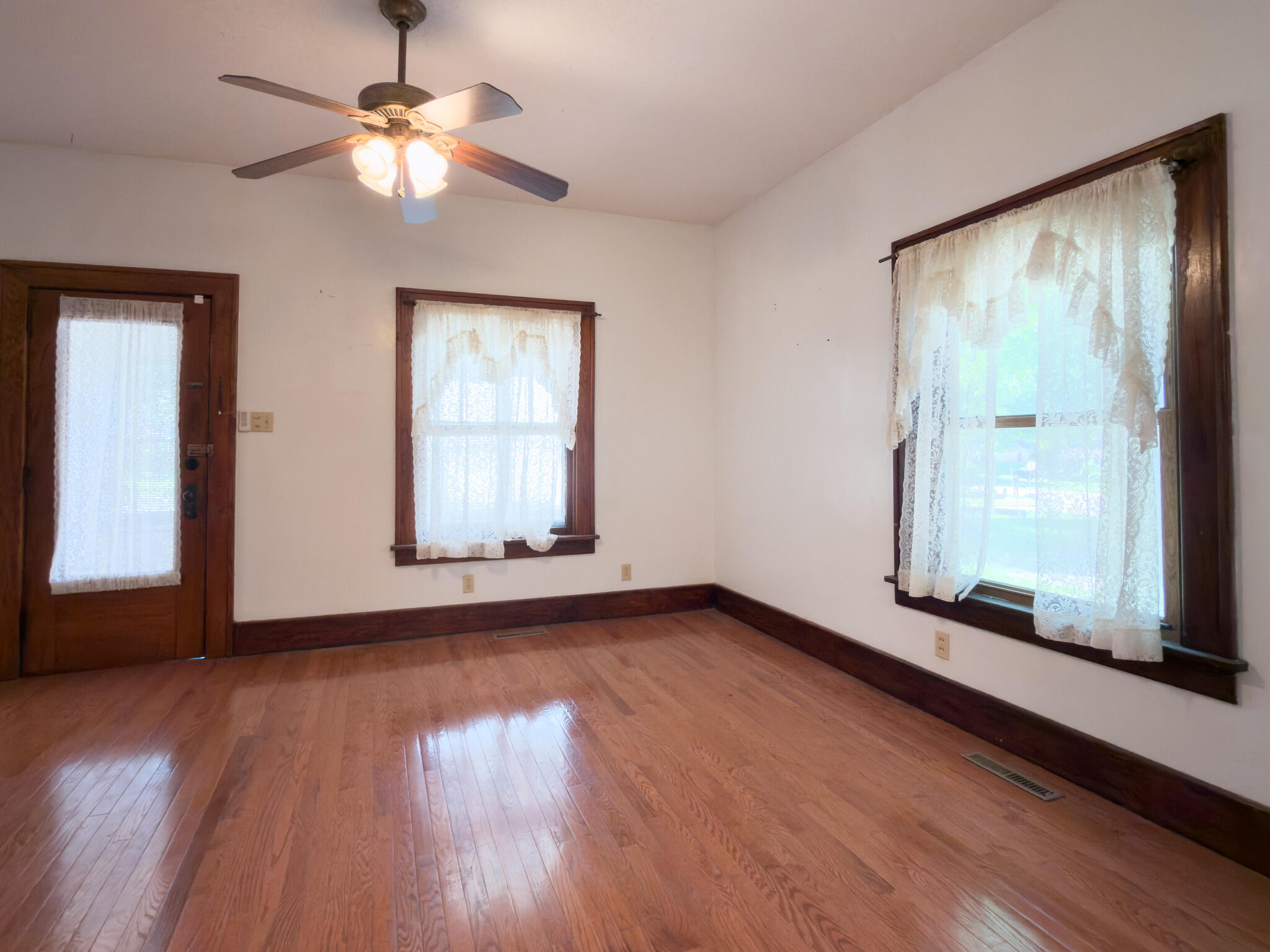 219 N Russell Avenue Property Photo 5