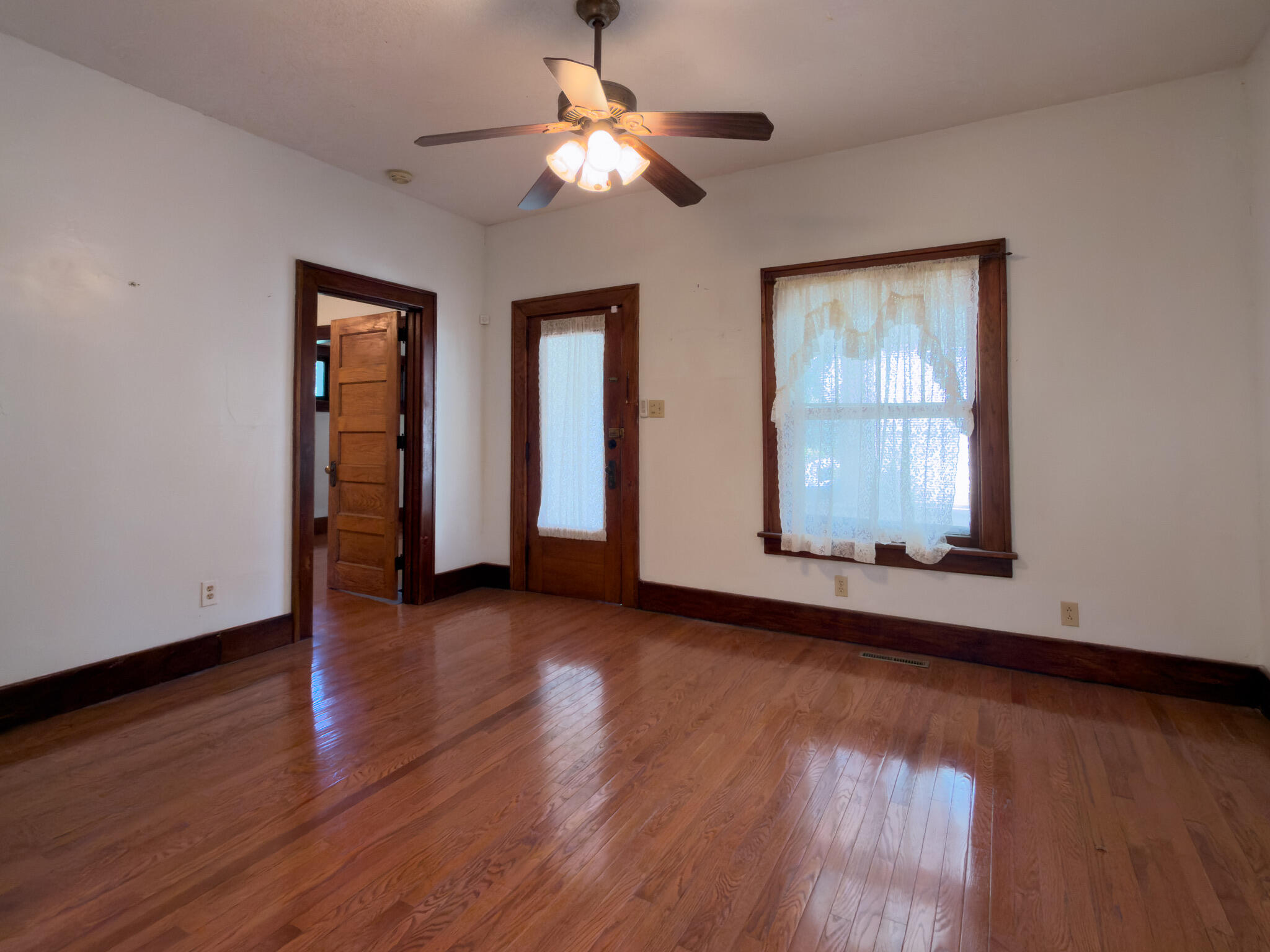219 N Russell Avenue Property Photo 6
