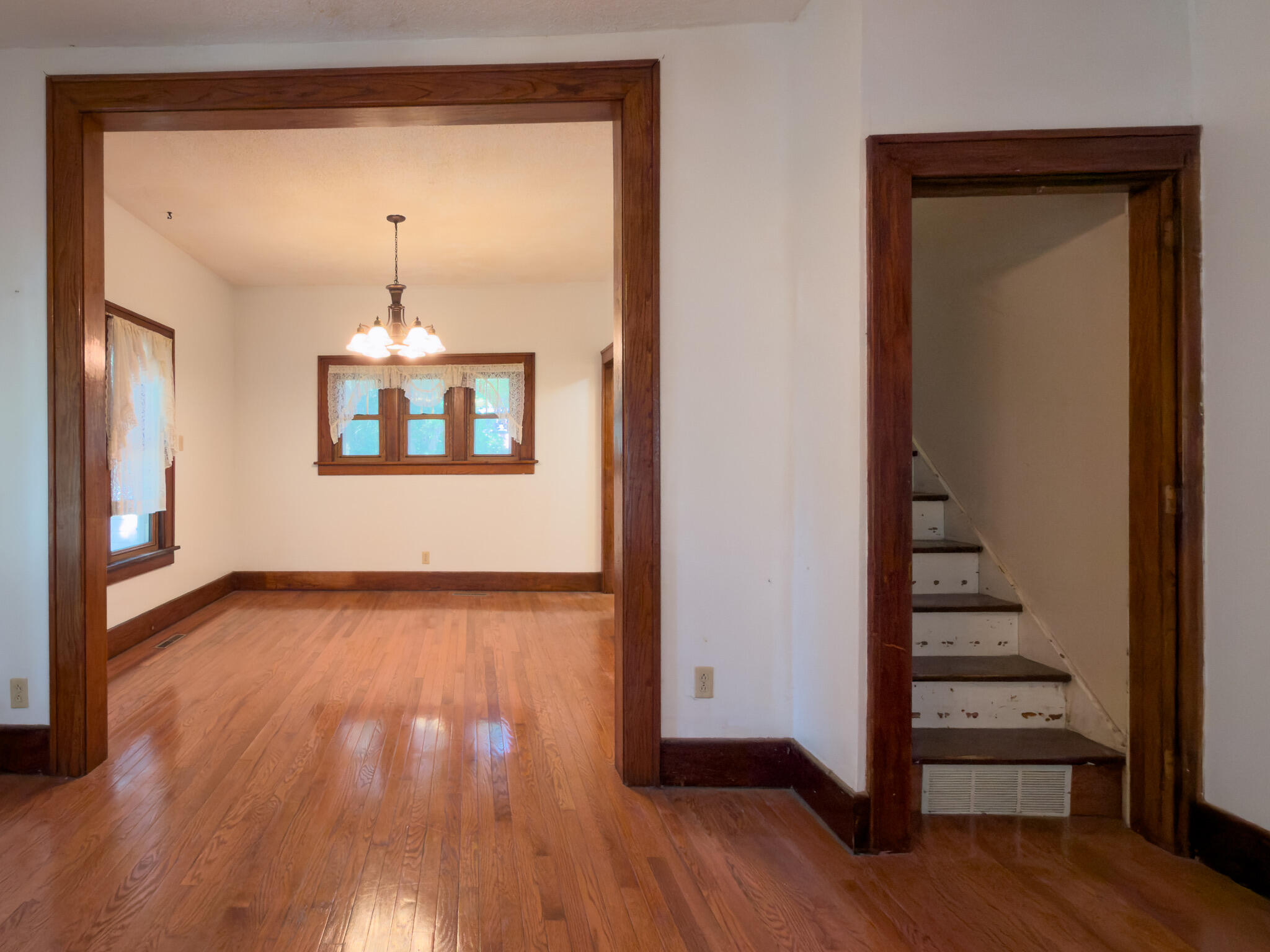 219 N Russell Avenue Property Photo 7