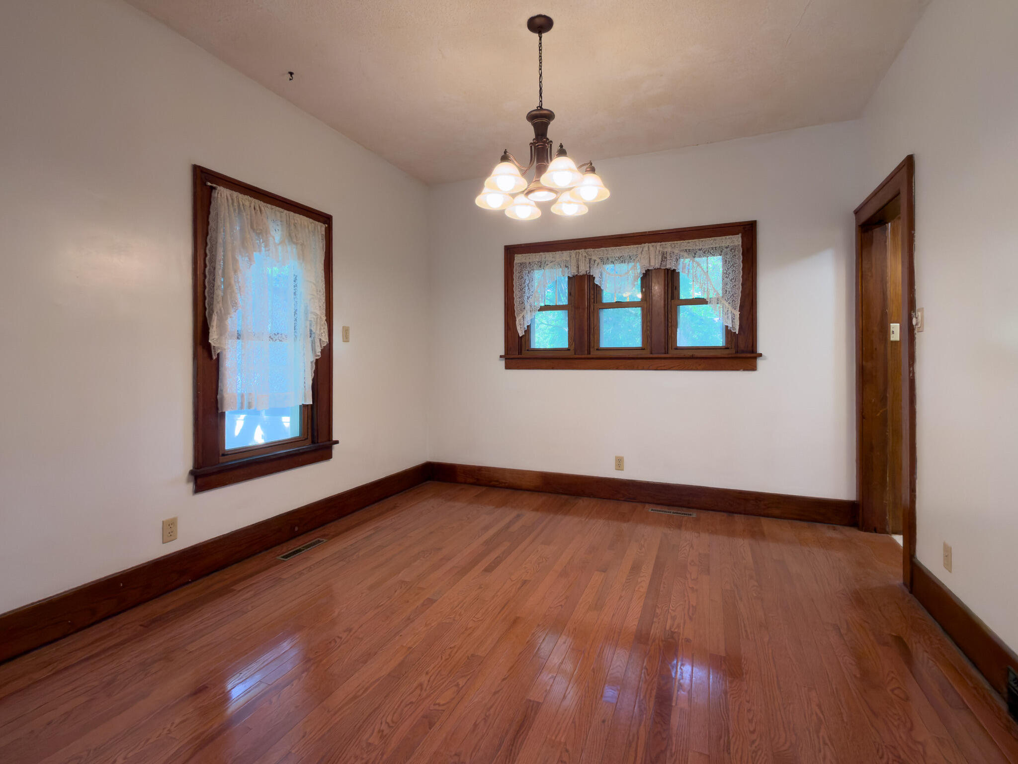 219 N Russell Avenue Property Photo 8