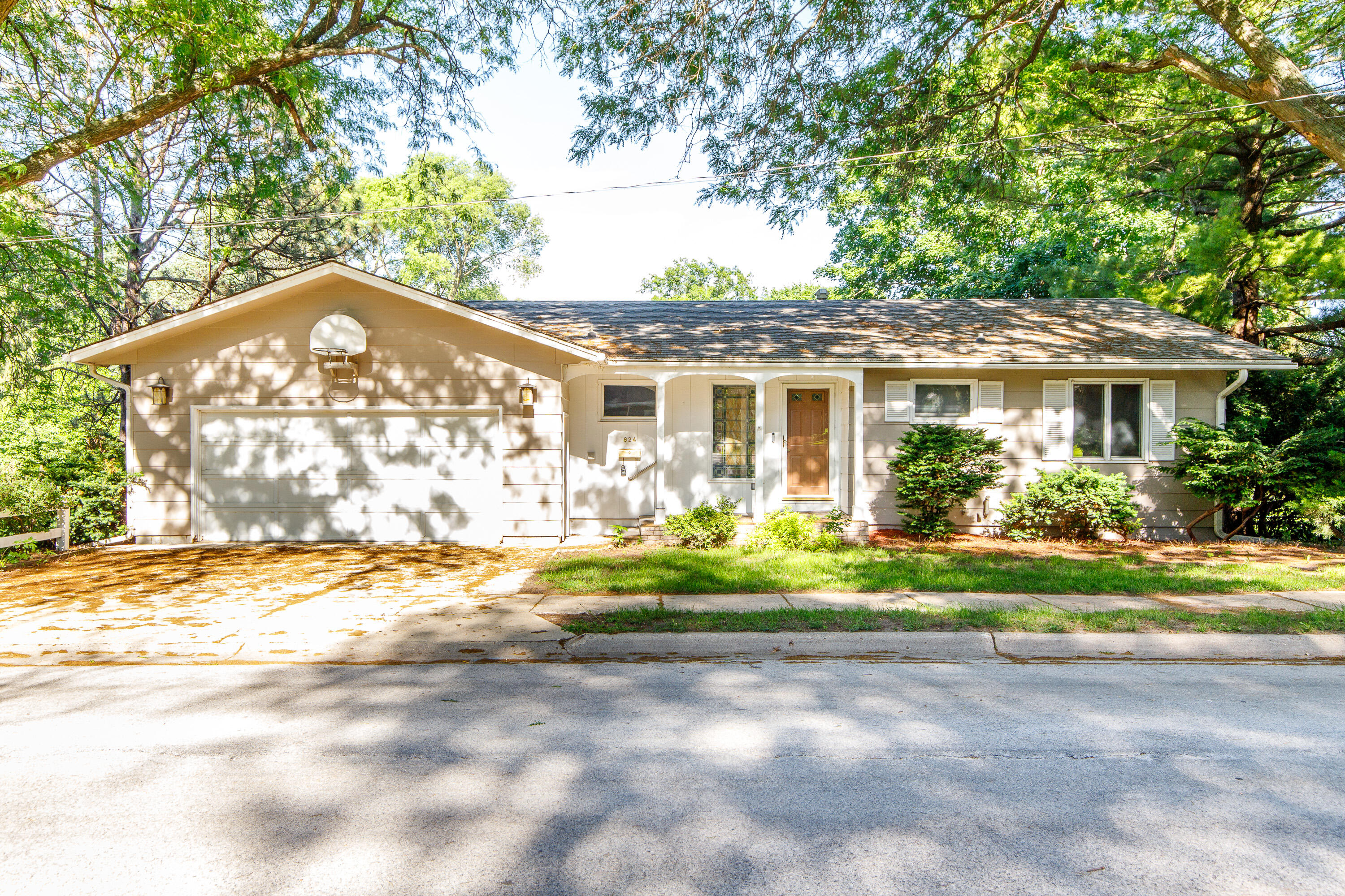 824 Hillcrest Avenue Property Photo 1