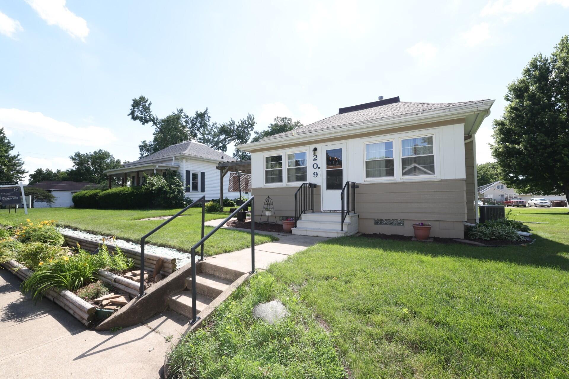 209 Linn Street Property Photo 1