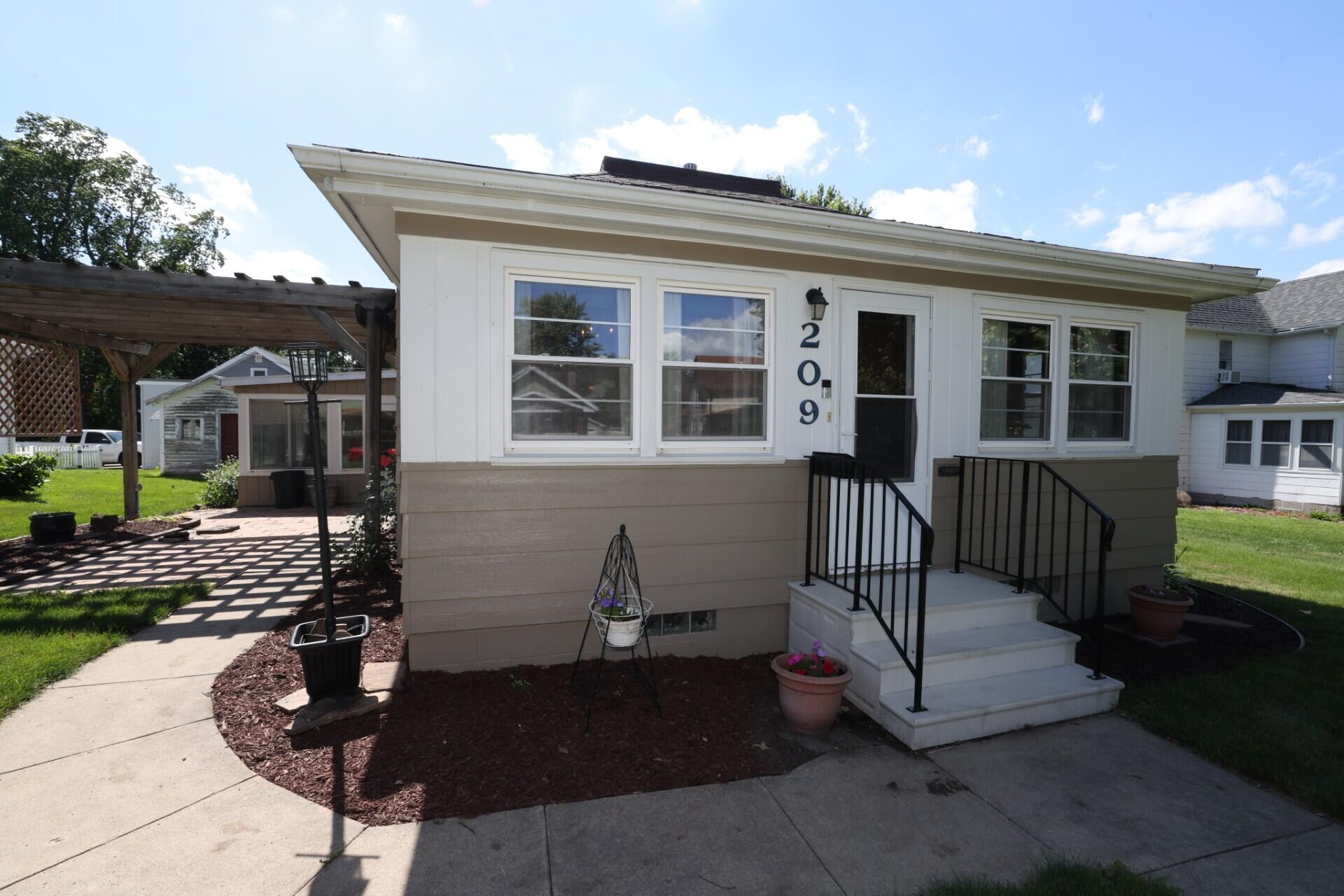 209 Linn Street Property Photo 2
